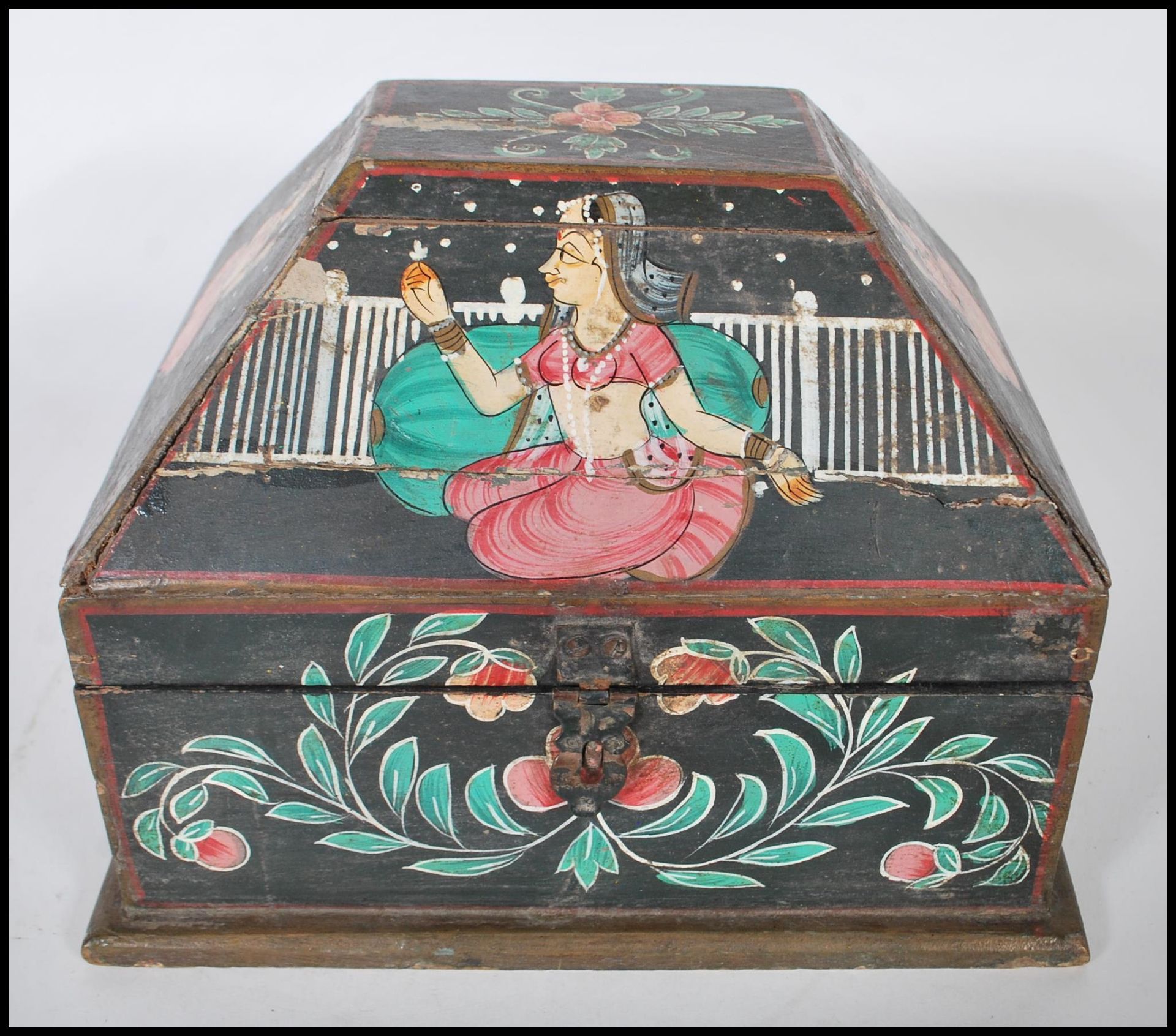 An unusual Western Indian hand painted small rice box casket belonging to the vendors family who - Bild 3 aus 9