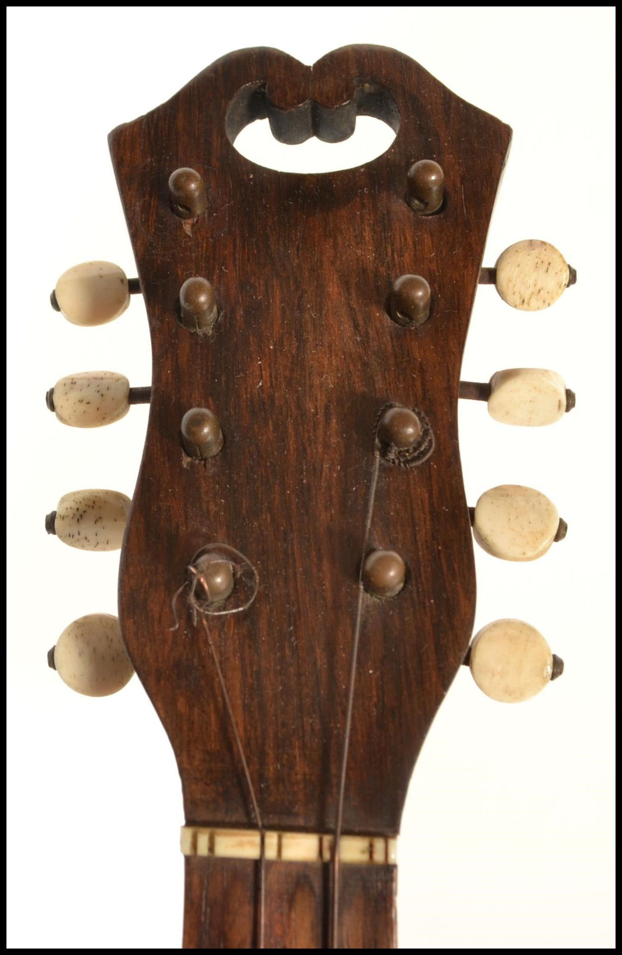 An early 20th Century antique eight string mandolin having a tear drop shaped body with mother of - Bild 7 aus 7