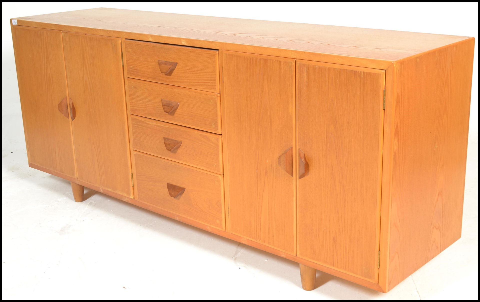 A mid century Ercol manner oak sideboard credenza being raised on stub turned legs with a wide and - Bild 7 aus 8
