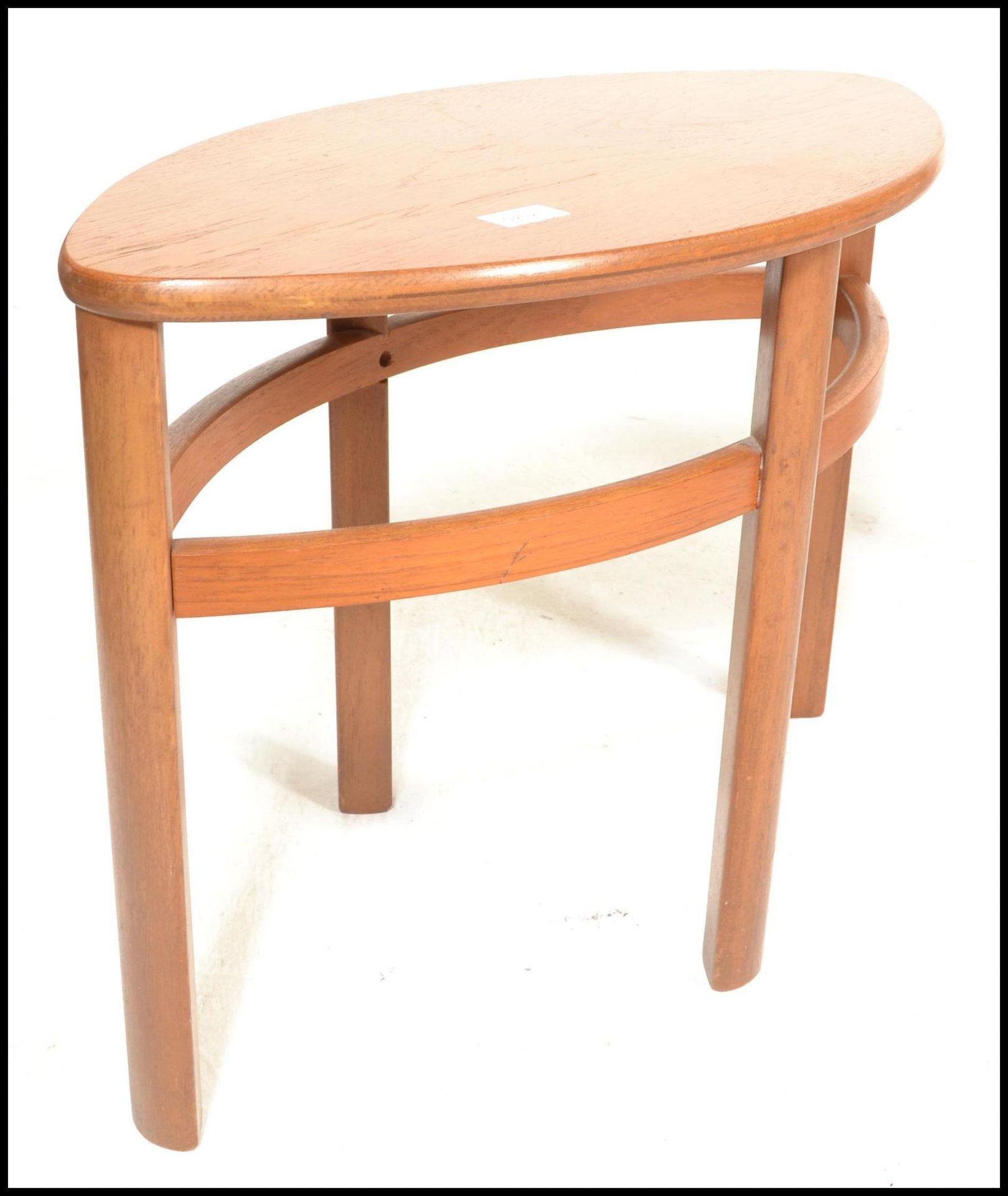 A retro 1970's Nathan teak and glass Trinity quartetto nest of table being raised on shaped legs - Bild 4 aus 8