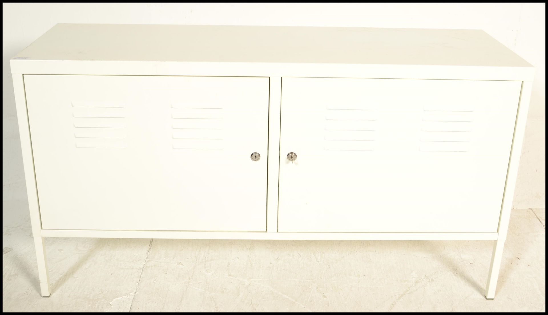 A pair of contemporary metal locker style  sideboard credenzas, each finished in a white colourway - Bild 3 aus 5