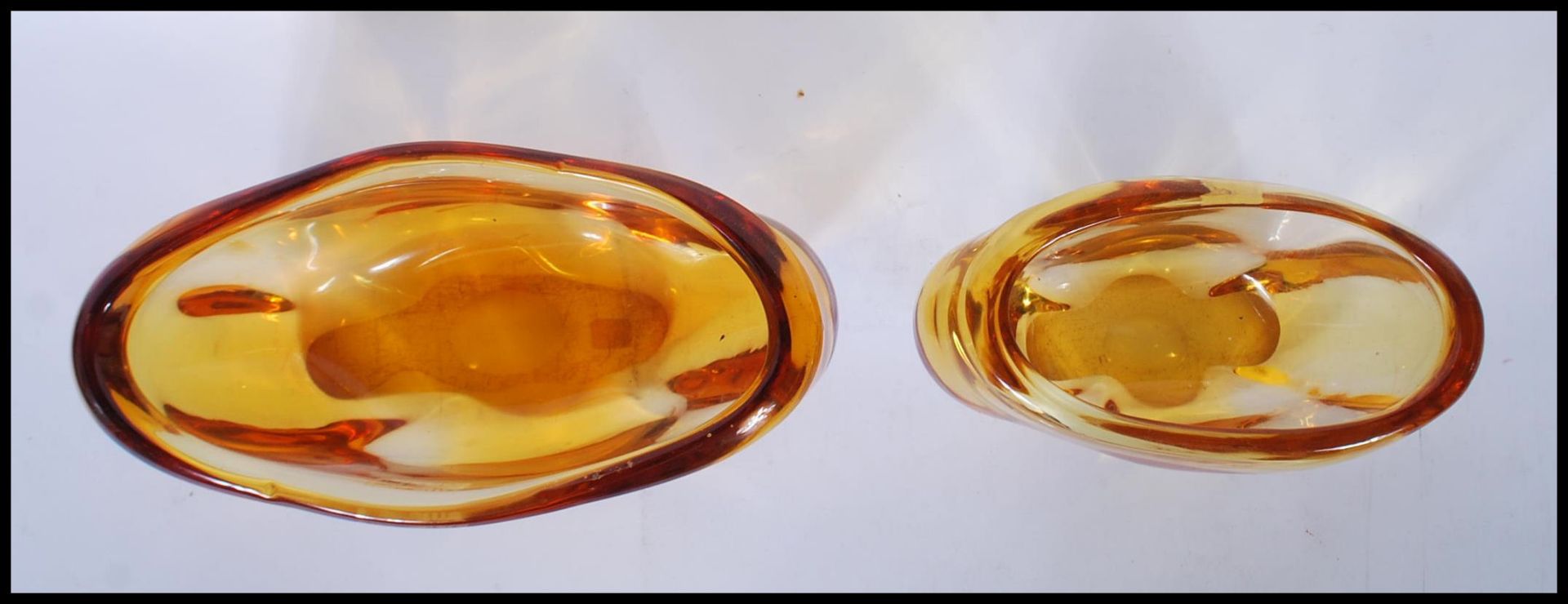 Two vintage retro amber glass vases of organic ovular form in the manner of Miloslav Klinger for - Bild 5 aus 7