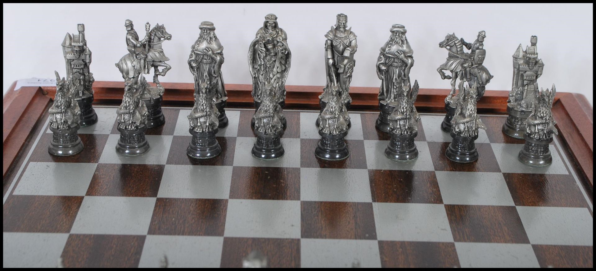 A collectors Danbury Mint Royal Selangor chess set entitled ' The Camelot Chess Set' consisting of - Bild 7 aus 12