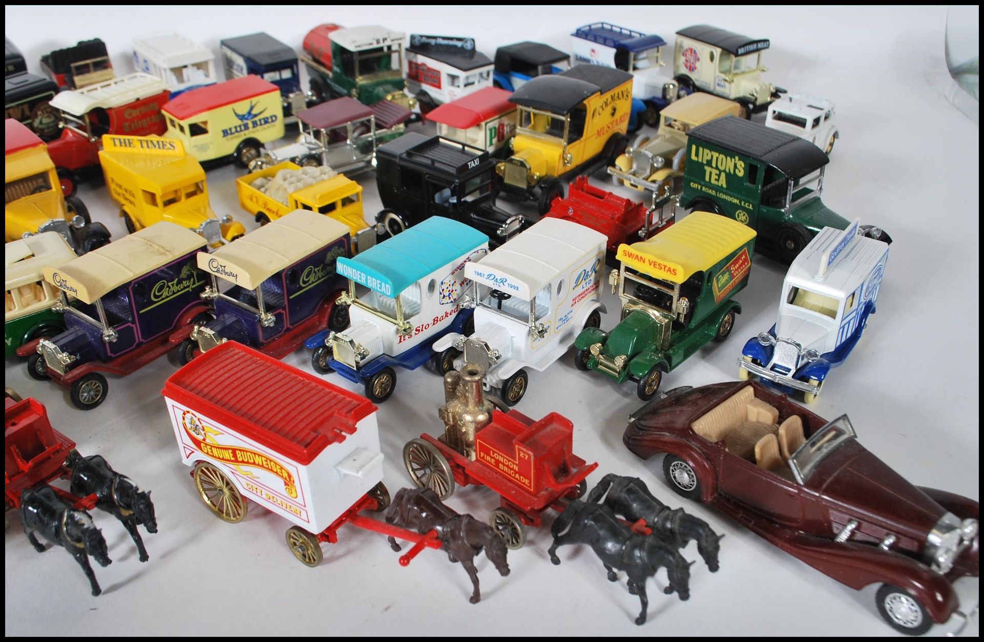 A COLLECTION OF UNBOXED DIECAST MODEL VEHICLES - Bild 4 aus 12