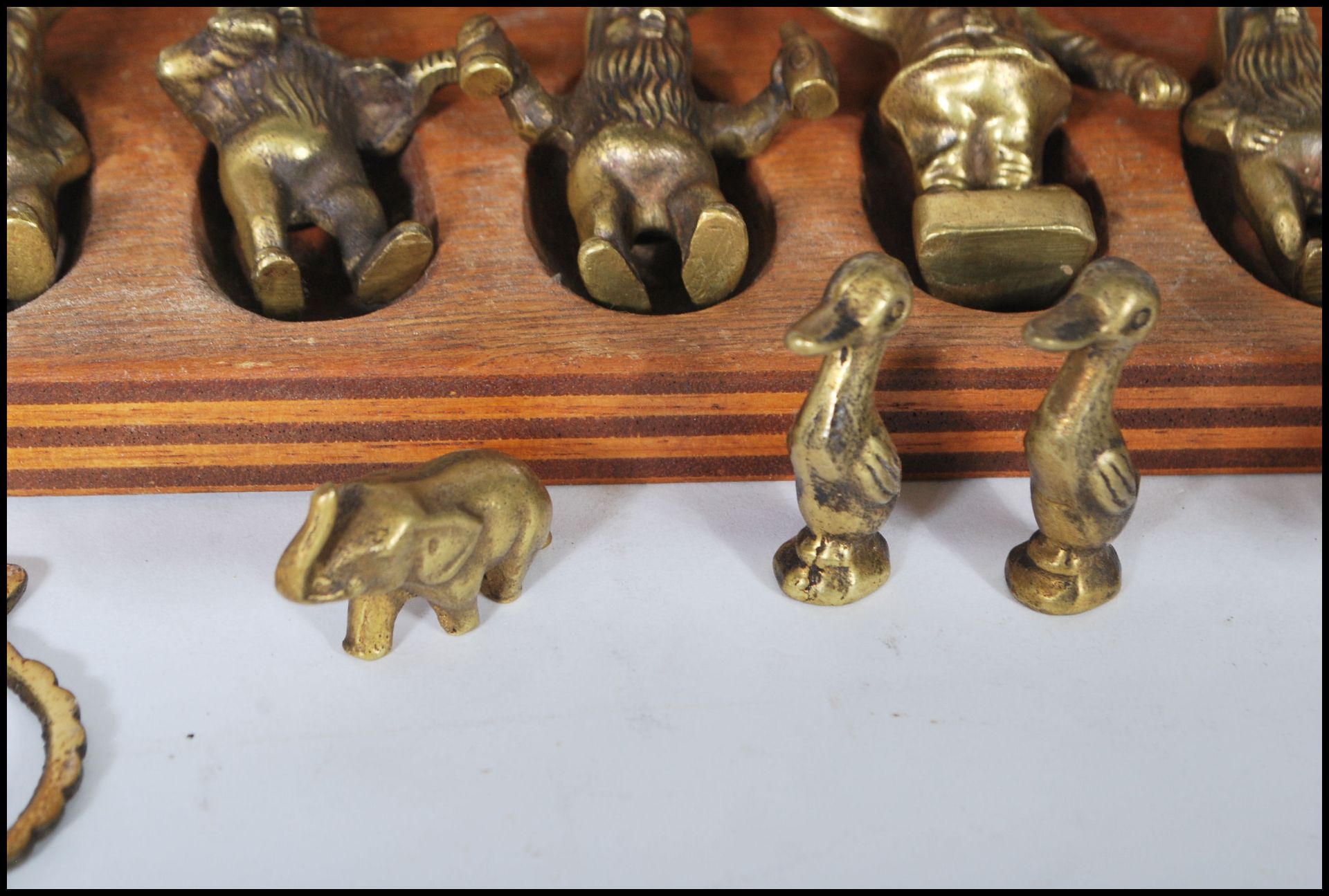 A collection of unusual brass ornamental figures to include mythical creatures, goblins, pixies - Bild 5 aus 11