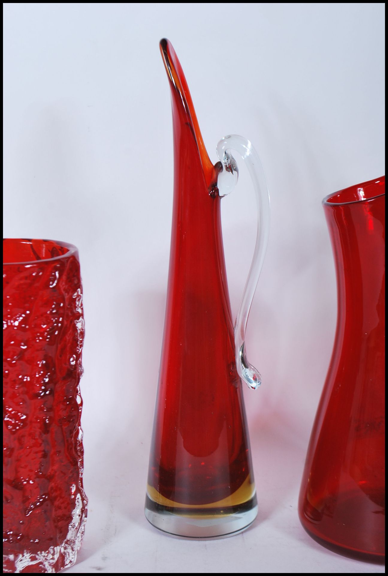 A group of four mid 20th Century vintage retro studio ruby red glass vases to include two bark - Bild 4 aus 7