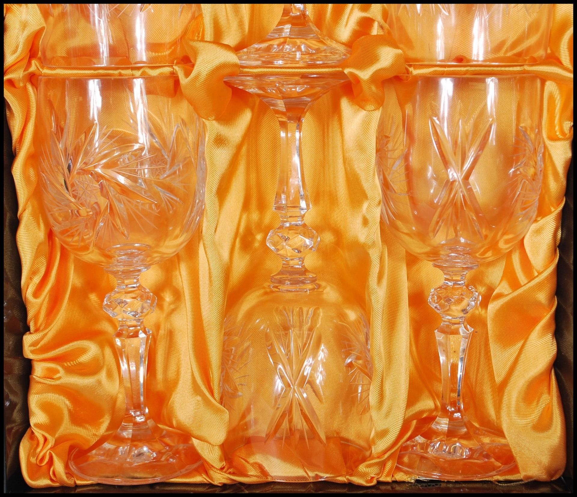 Waterford & Bohemia crystal - A cased set of two Waterford cut wine glass / goblets having faceted - Bild 3 aus 6