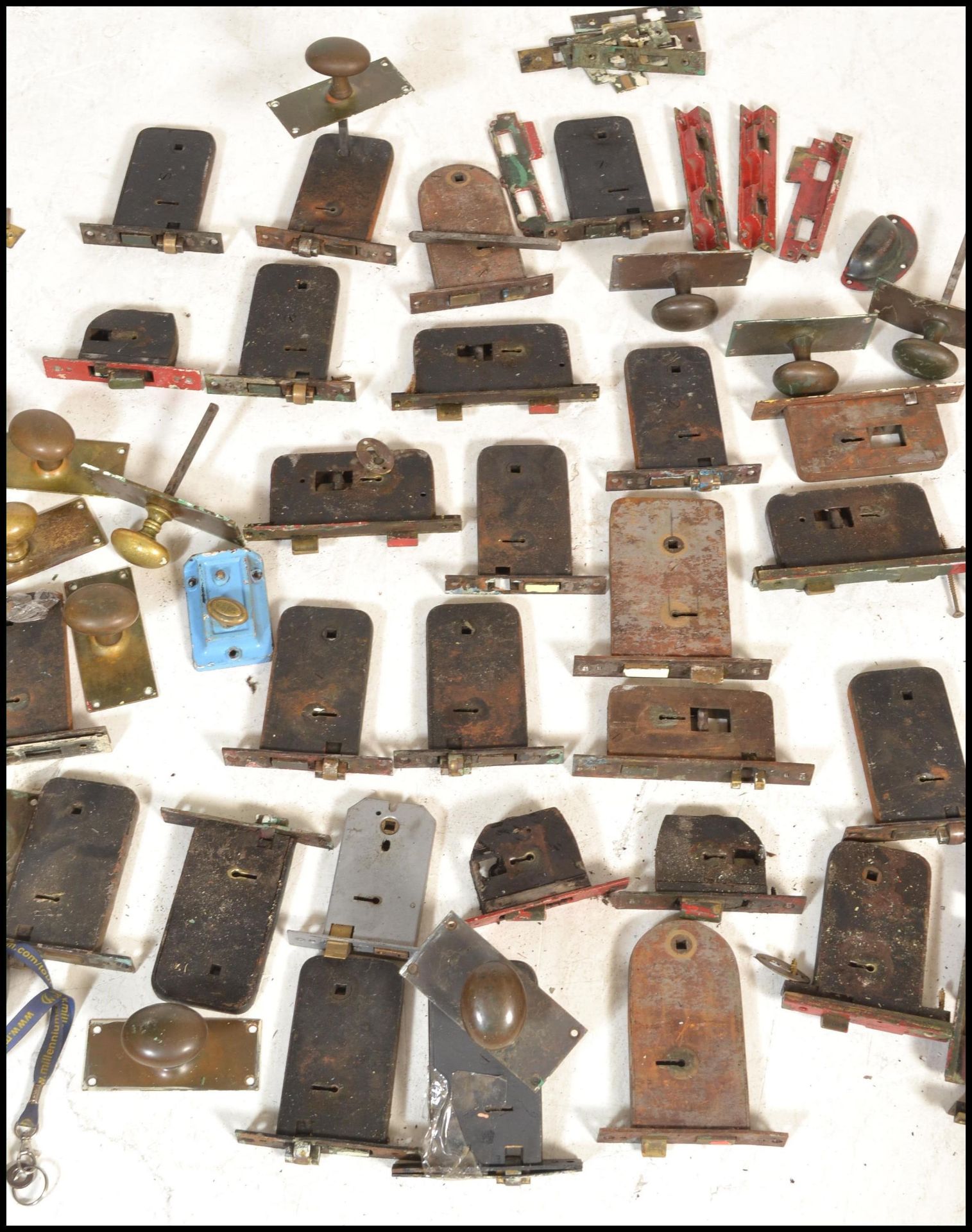 A large collection of 19th Century Victorian brass door / furniture handle knobs and locks. Multiple - Bild 3 aus 4