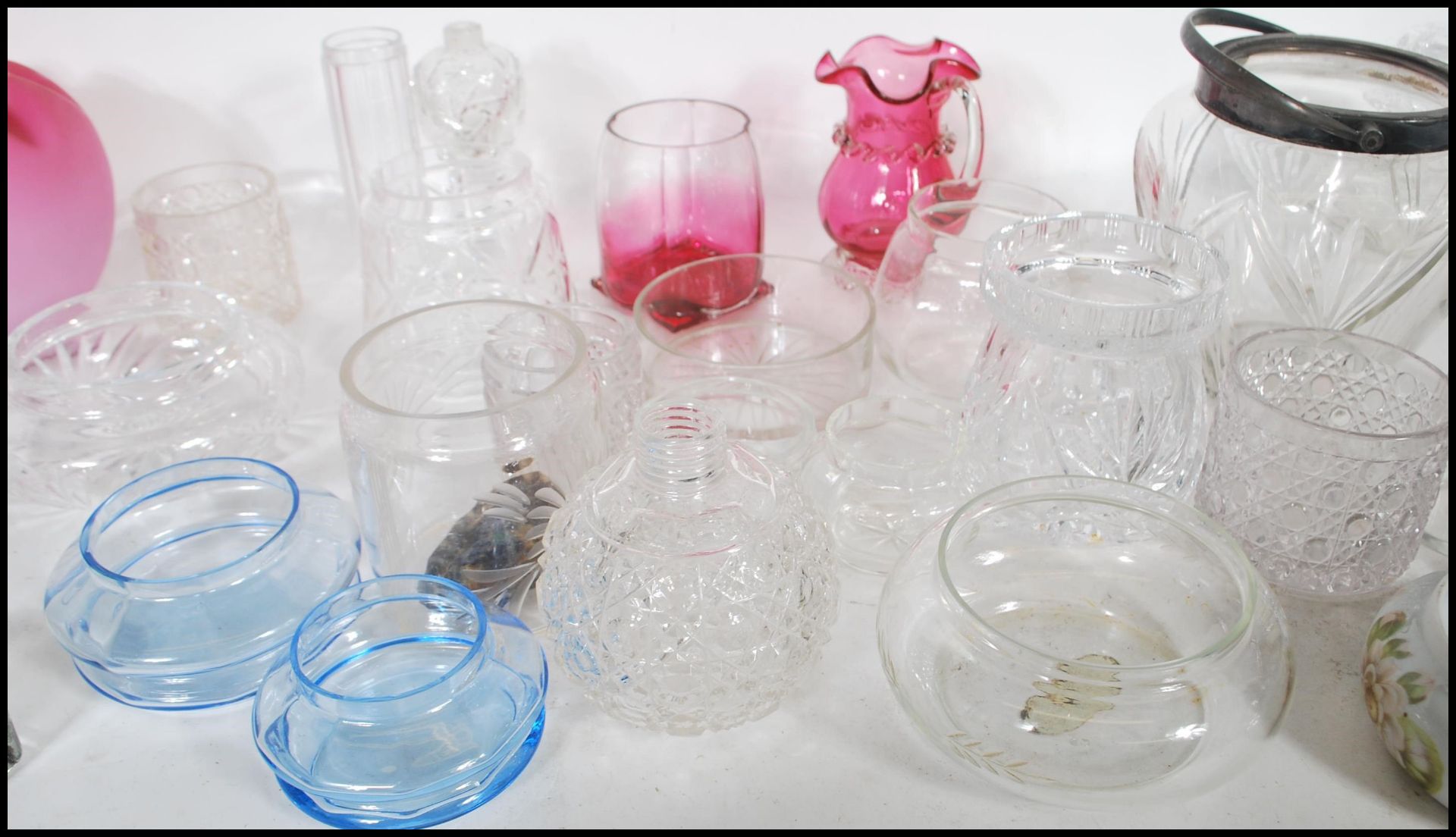 A large collection of antique and 20th Century mixed glass wares to include as selection of cut - Bild 6 aus 12