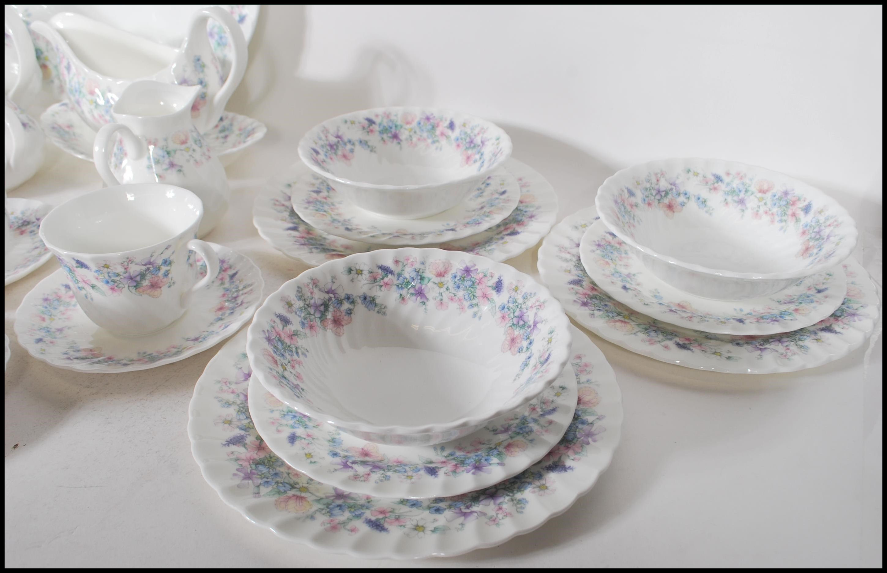 A vintage Wedgwood china tea / dinner service in the Angela pattern to include dinner plates, side - Image 10 of 11