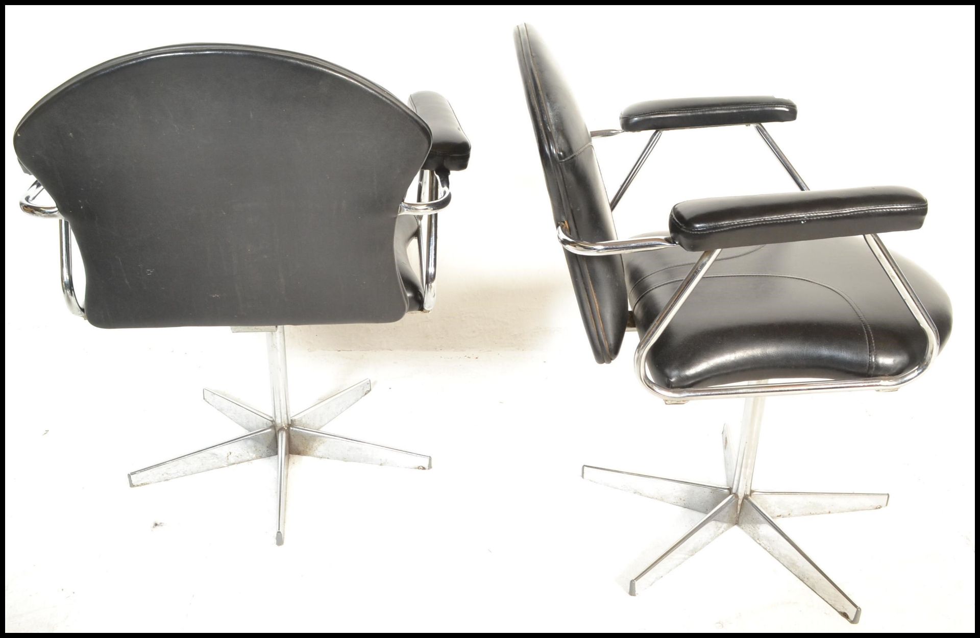 A set of 6 mid century retro chrome and faux black leather swivel chairs - dining chairs having been - Bild 7 aus 8