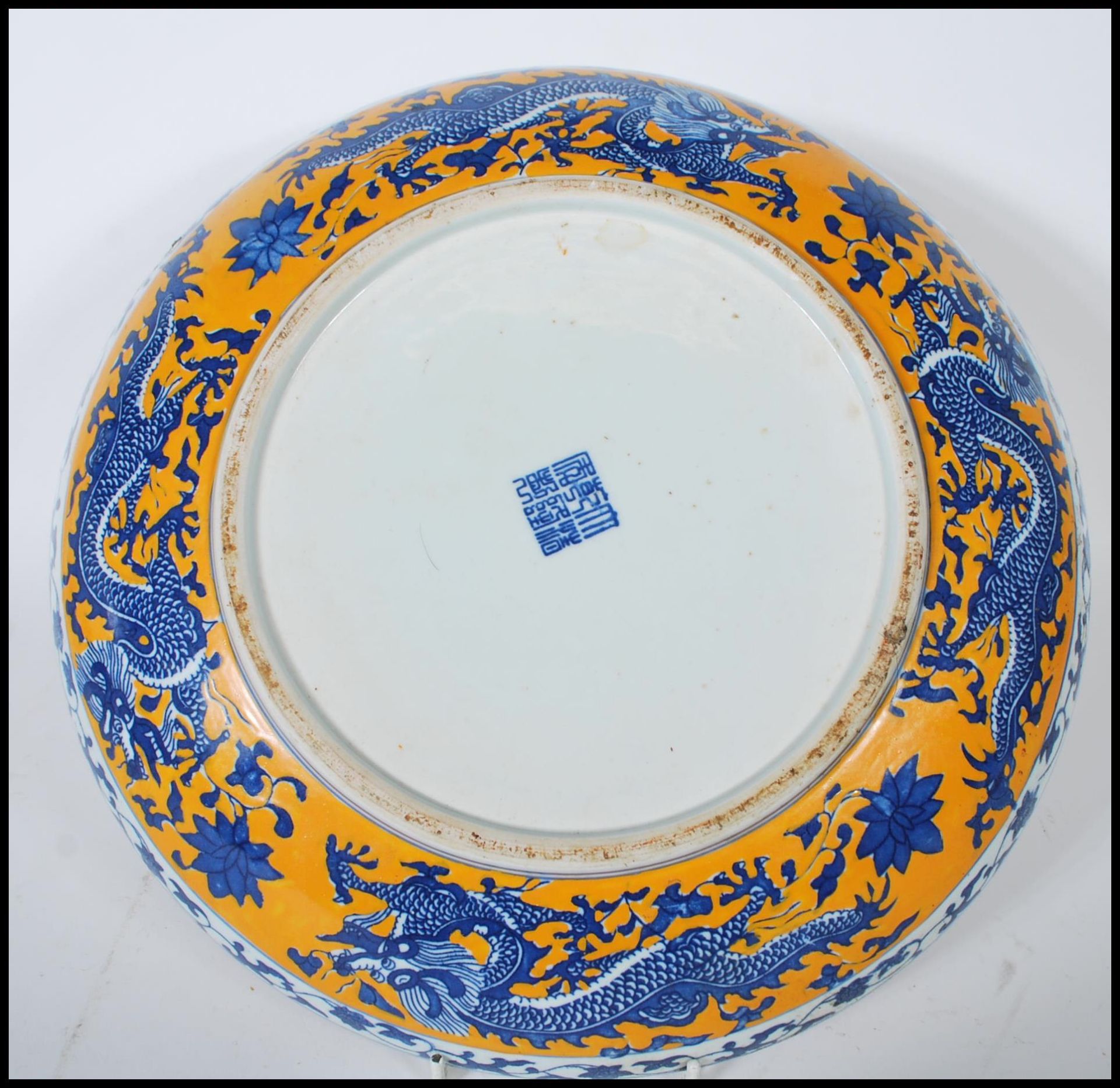 A 20th Century Chinese wall charger having hand painted on a yellow ground with five toed blue and - Bild 4 aus 6