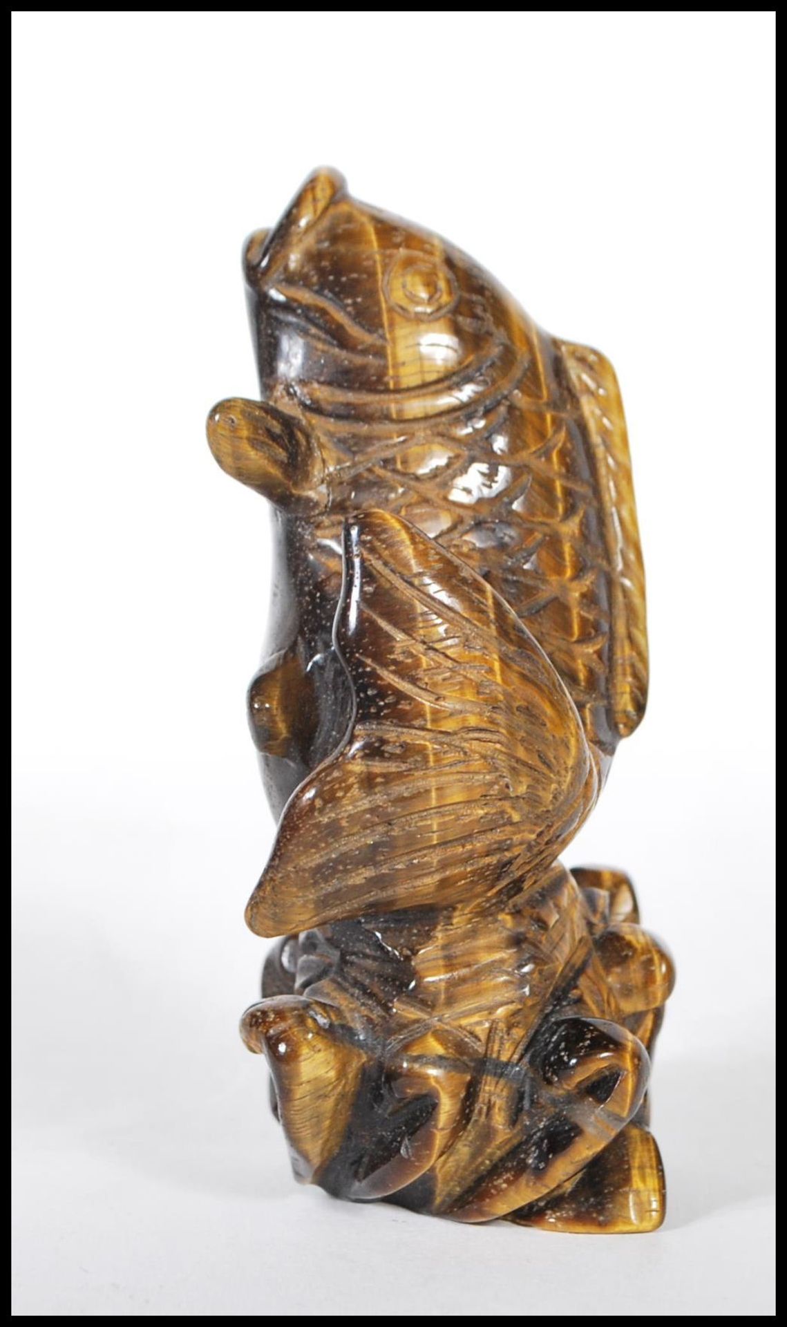 A 20th Century Chinese carved tigers eye ornament in the form of a koi carp fish jumping from the - Bild 3 aus 6