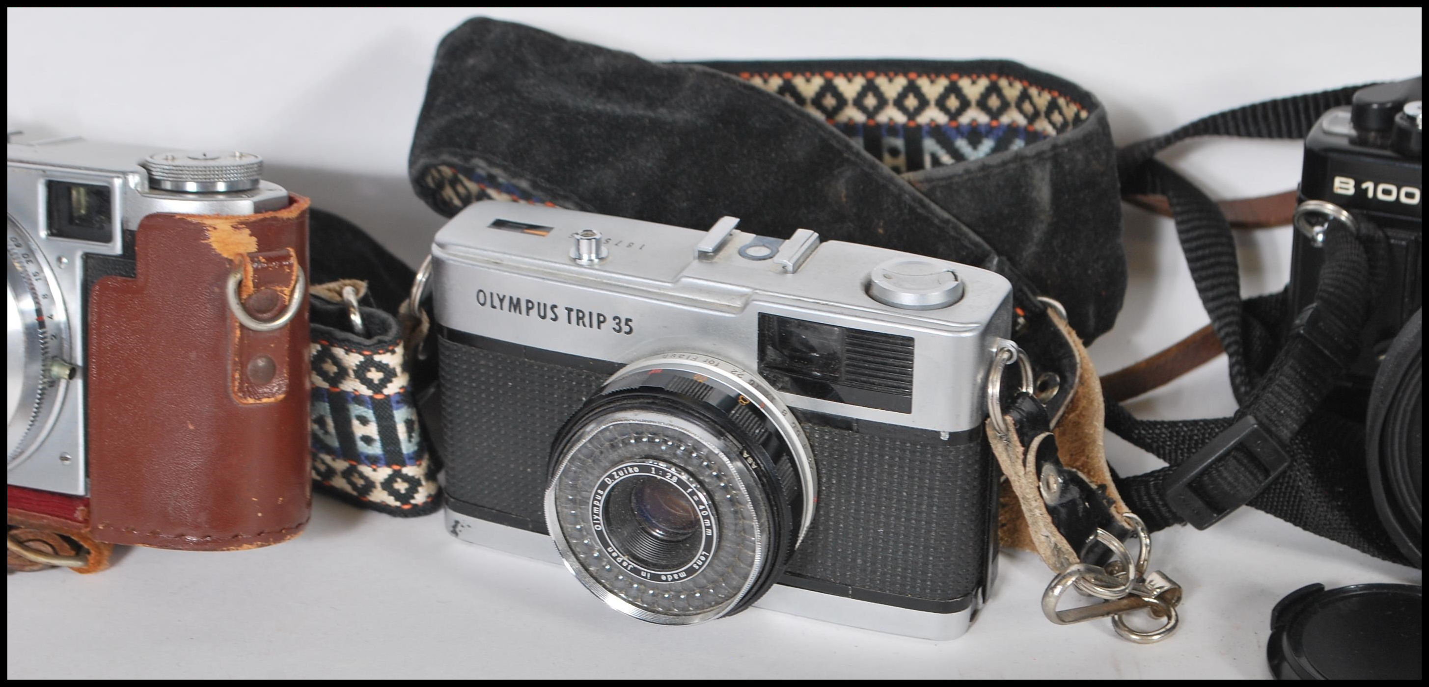 A collection of vintage film cameras to include a Praktica B100 film camera, an Olympus Quick - Image 3 of 8