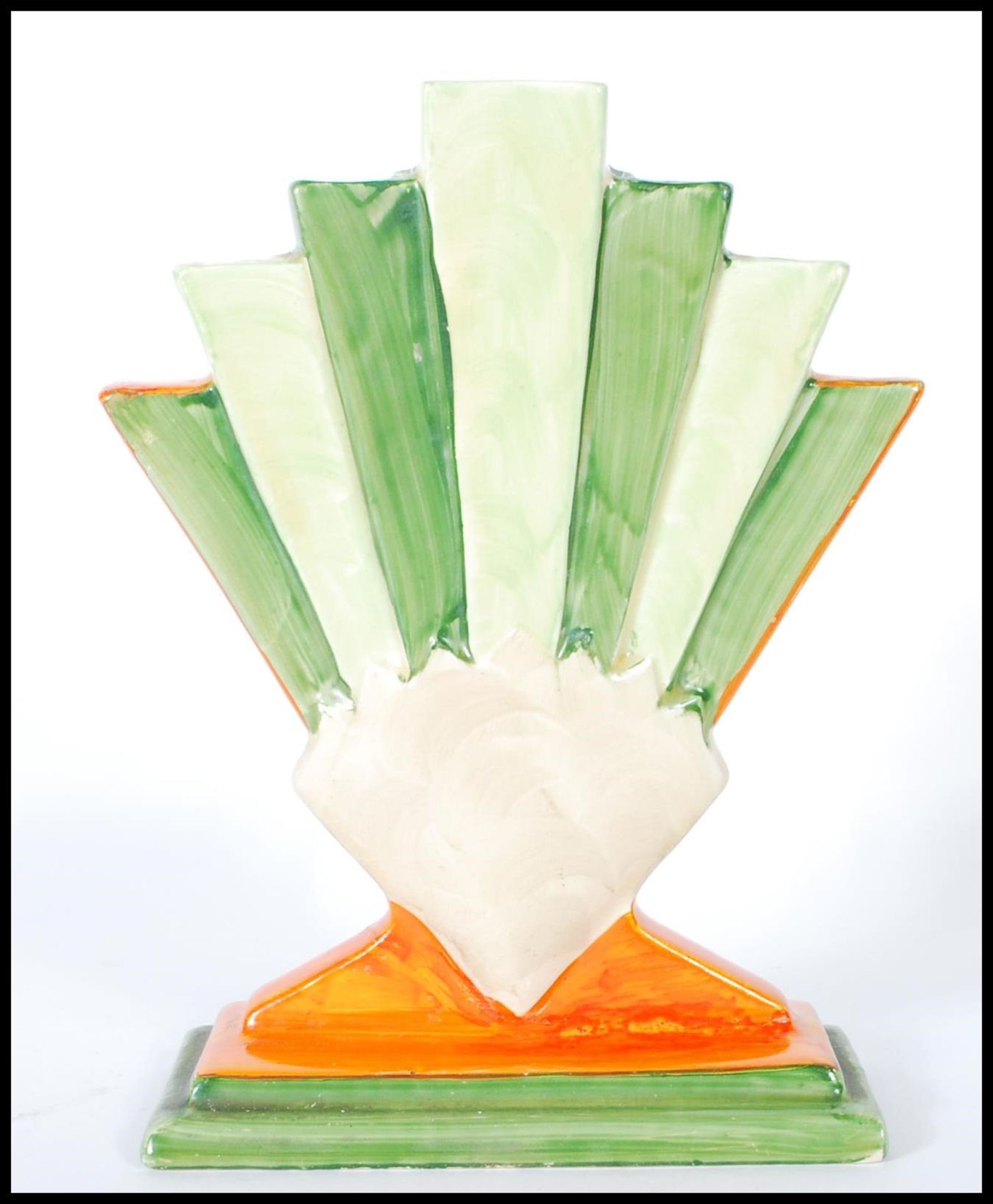 A vintage early 20th Century Art Deco 1930's fan stem vase by Myott & Son raised on a stepped base - Bild 3 aus 6