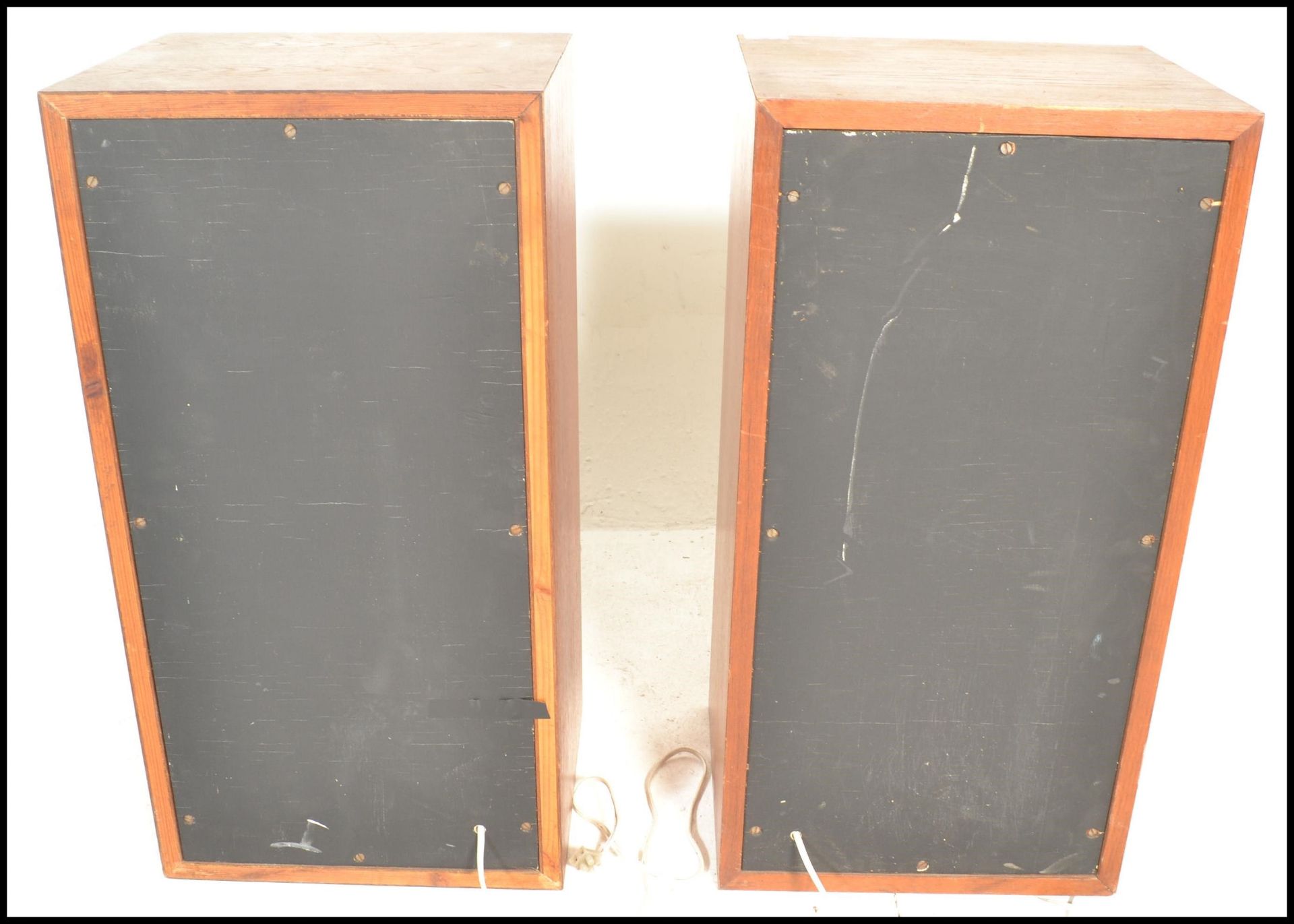 A pair of teak wood cased vintage 20th Century speakers, removable mesh cover to front. Measures - Bild 3 aus 3