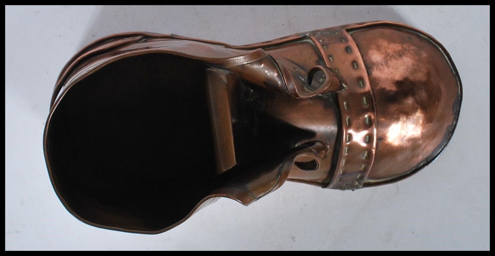 An early 20th Century Arts and Crafts copper hobnail boot having hand beaten decoration. Measures - Bild 6 aus 7