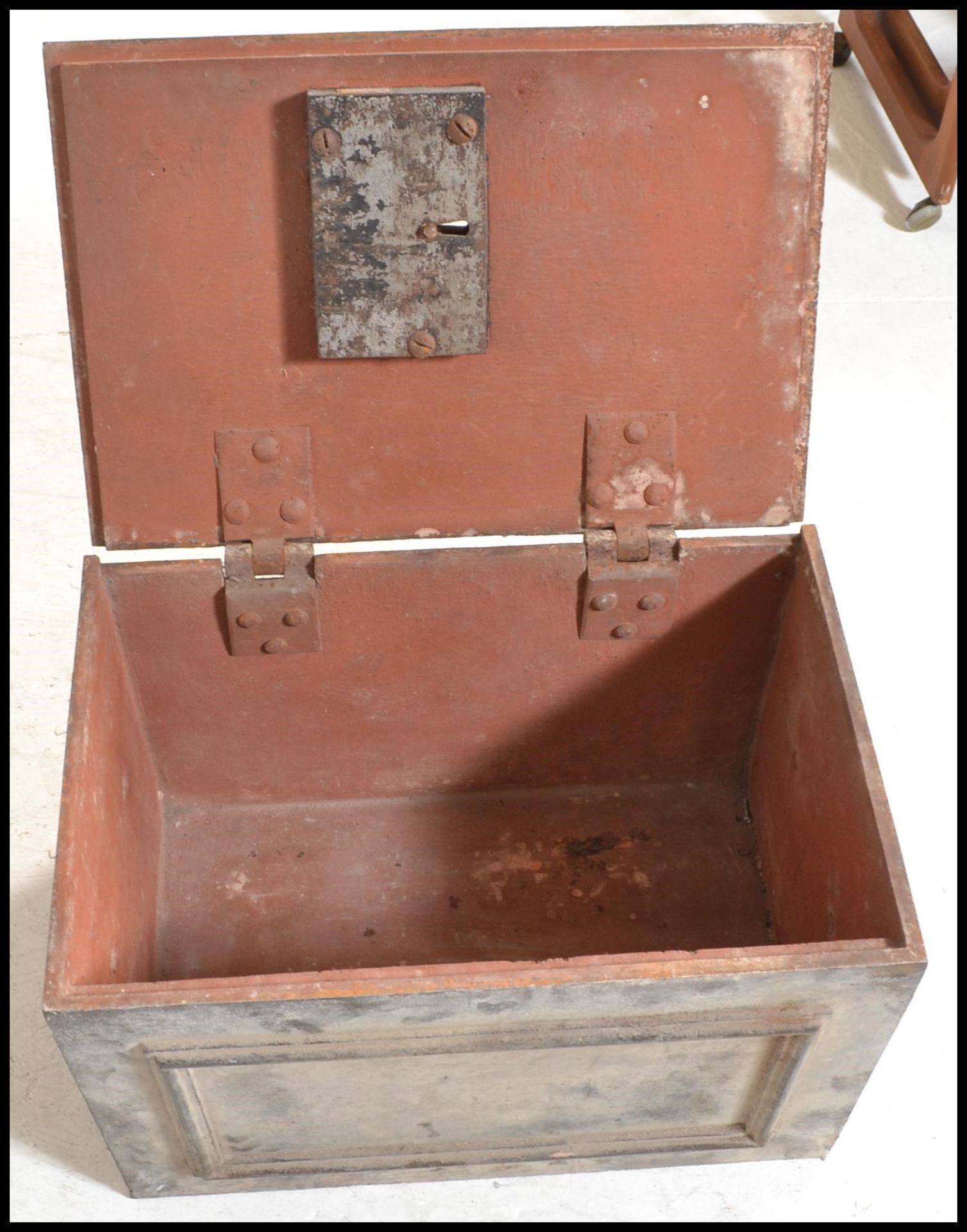 A 19th century believed George III lead safe box taken from a church in St Giles, Stanton St - Bild 6 aus 7