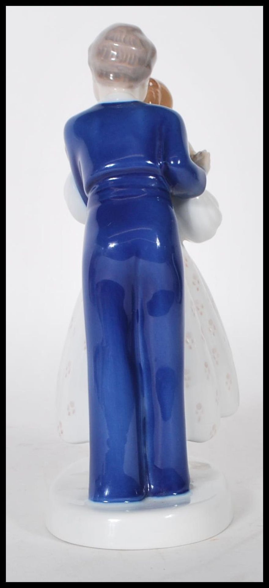 A B & G Danish porcelain figurine of a husband and wife kissing on round base. Marked B&G Denmark to - Bild 4 aus 6