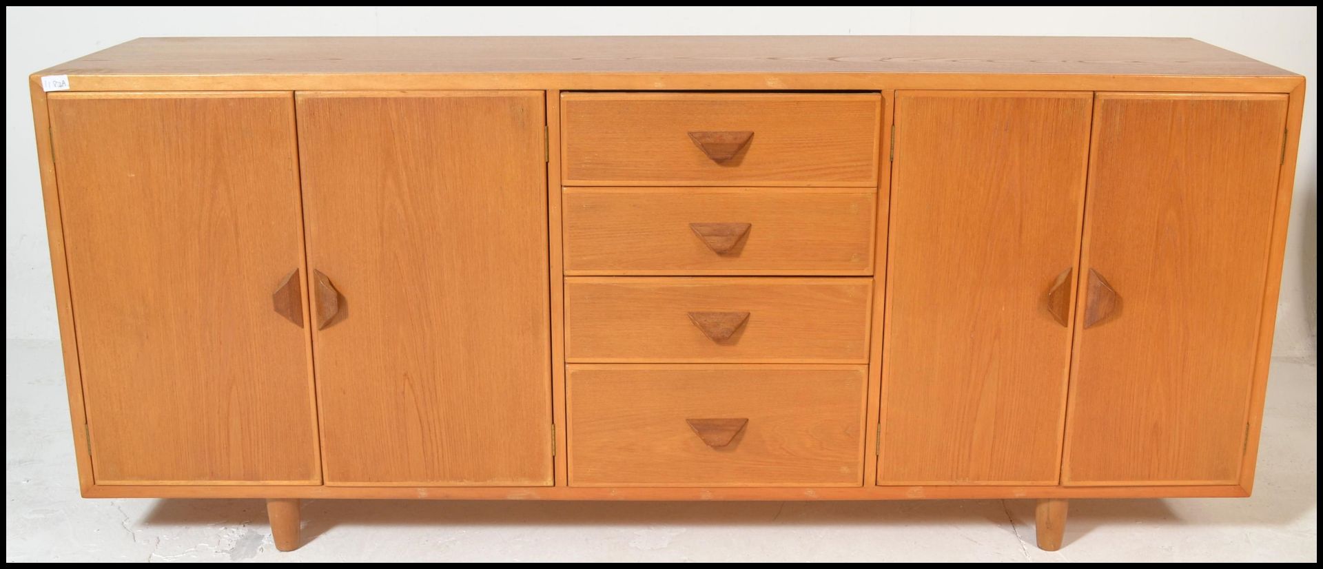 A mid century Ercol manner oak sideboard credenza being raised on stub turned legs with a wide and - Bild 2 aus 8