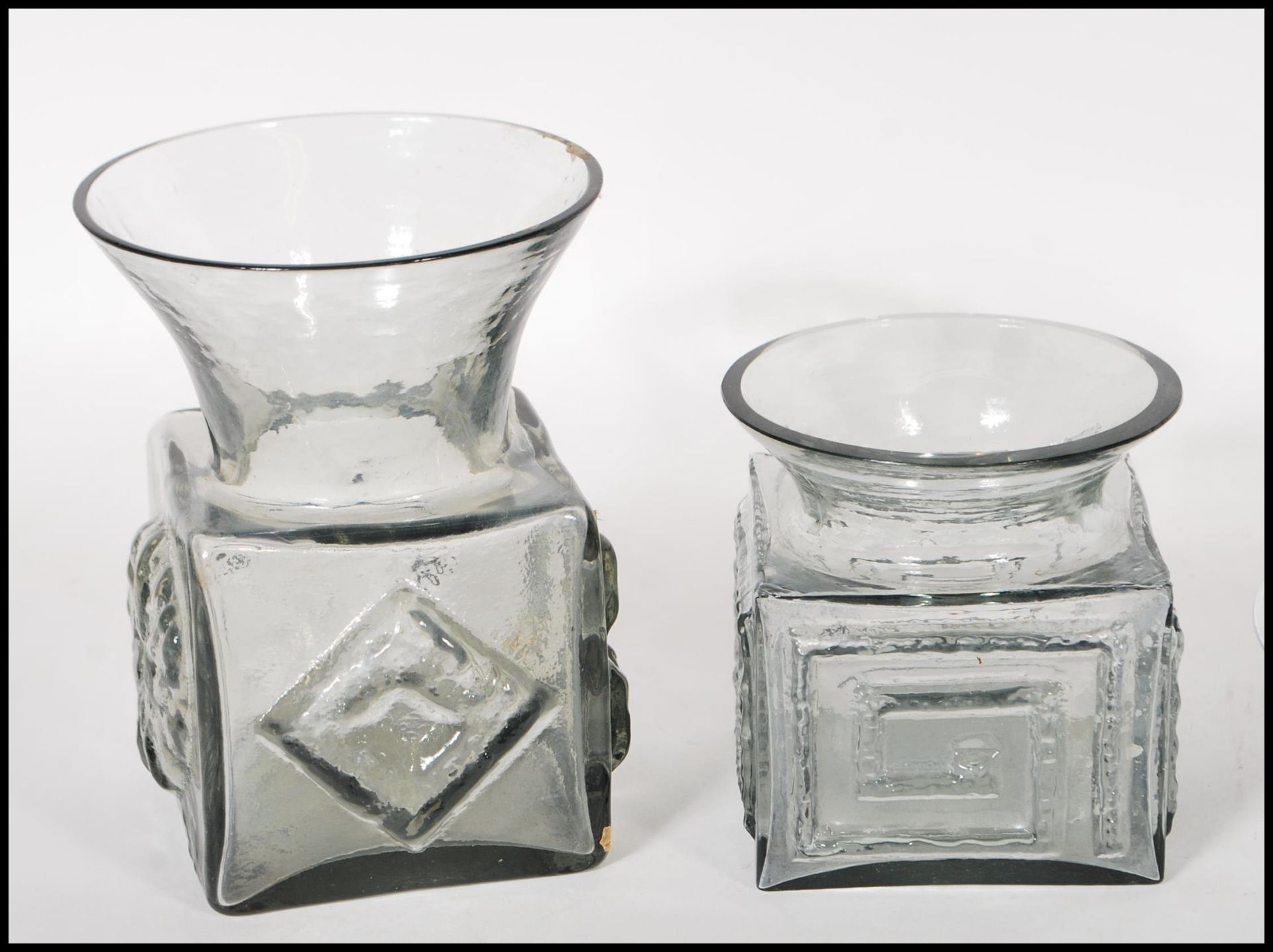 A group of five pieces of 20th Century vintage glass to include two smokey glass bark effect - Bild 2 aus 4