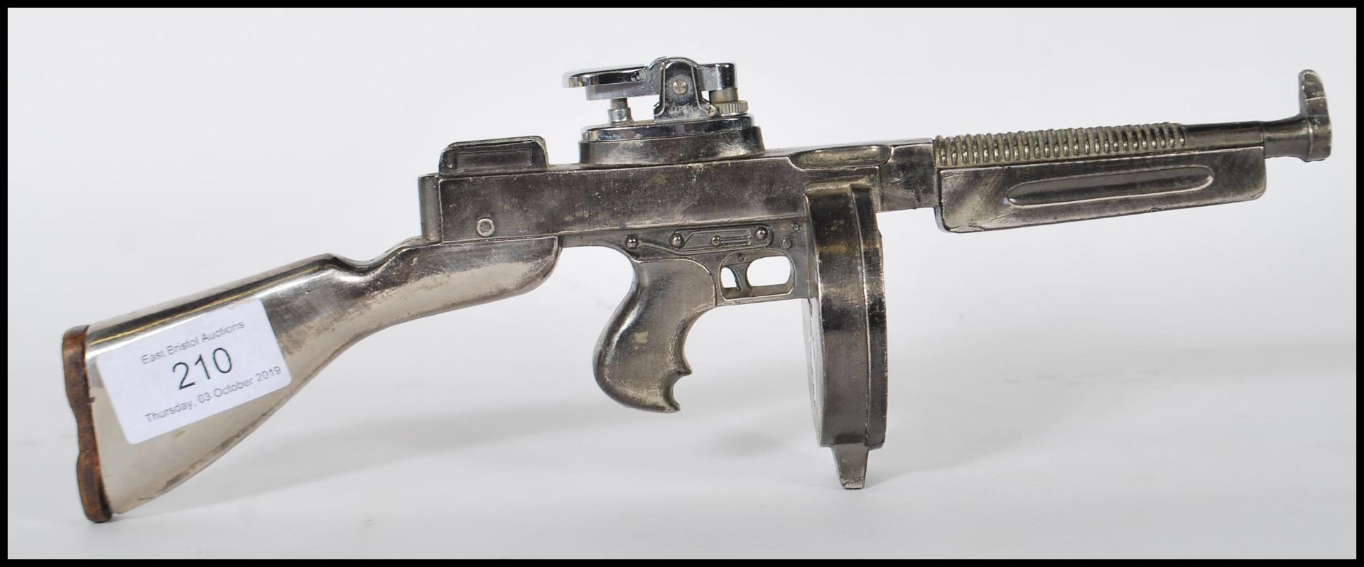 A vintage mid 20th Century table lighter in the form of a Thompson M.1921 submachine gun, being - Bild 3 aus 7