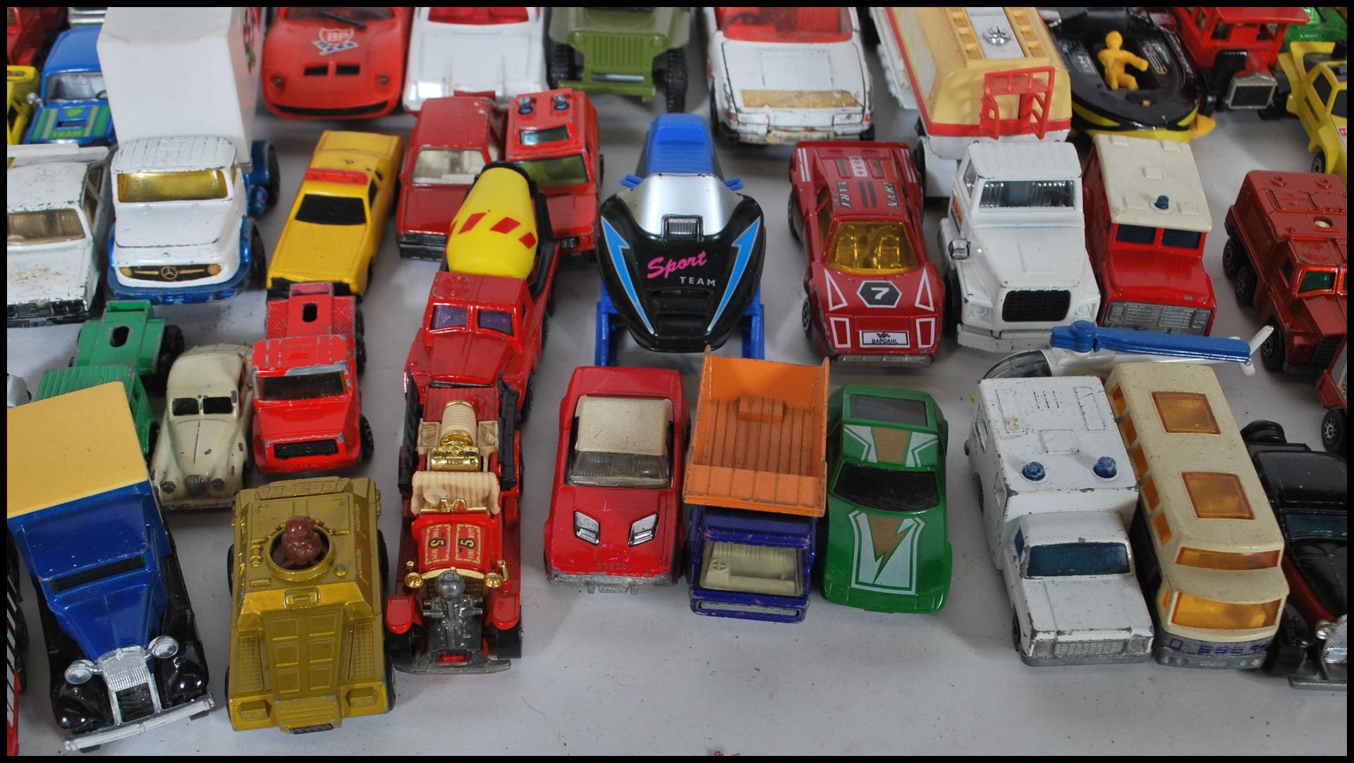 A large collection of playworn diecast model cars to include Matchbox, Corgi,  Hot Wheels etc - Bild 5 aus 10