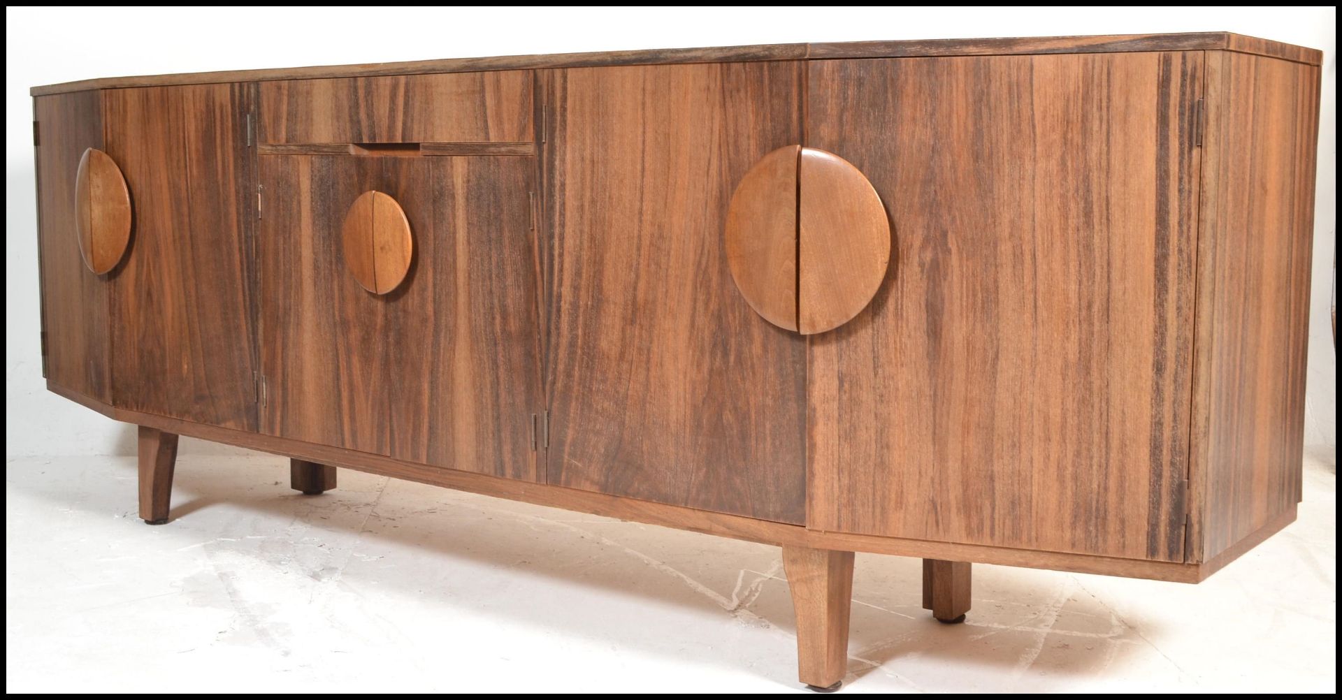 A retro mid century Danish Inspired crendenza sideboard. Raised on squared legs with a wide and deep - Bild 5 aus 10