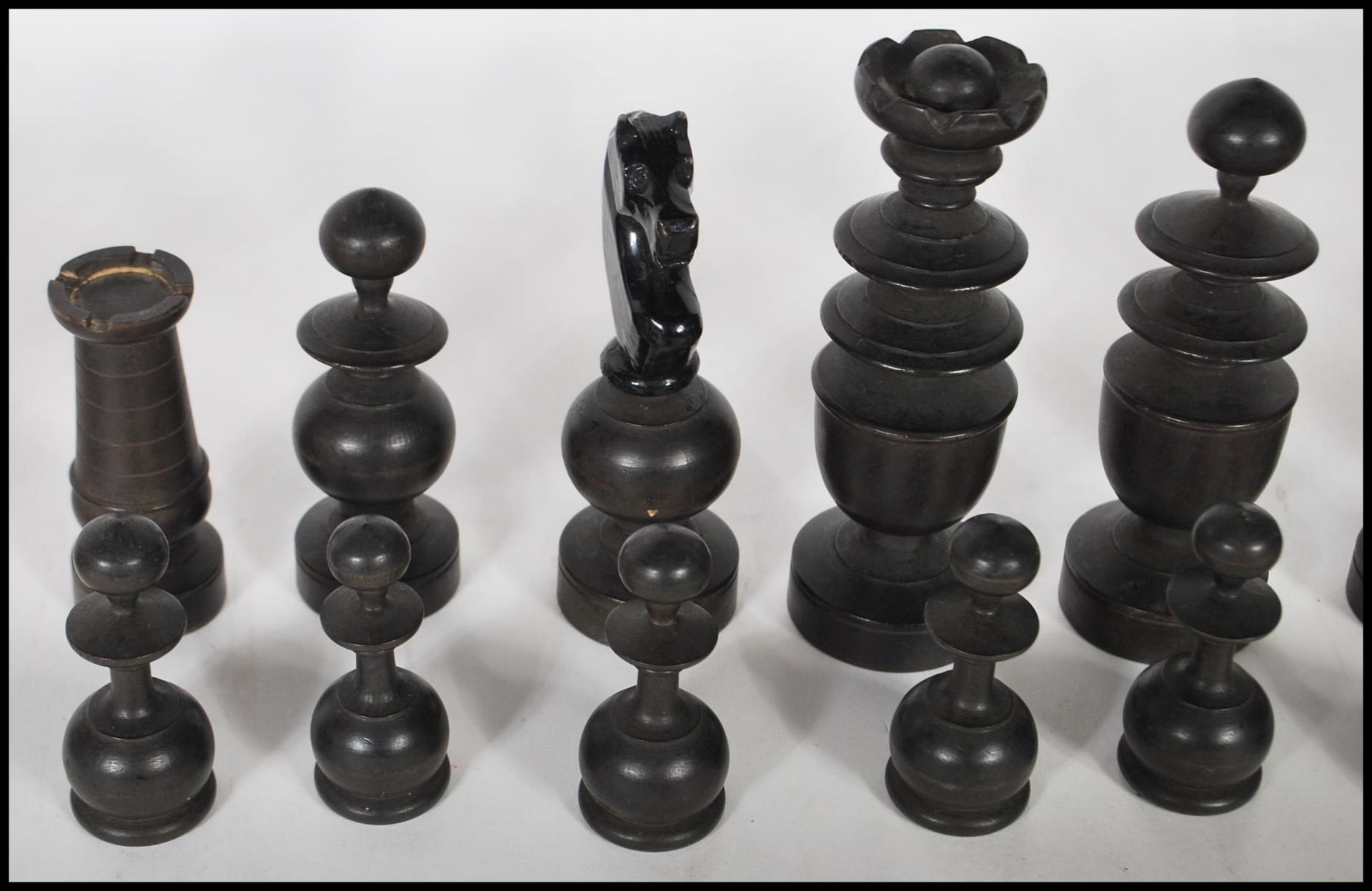 A vintage early 20th Century chess set having a complete set of boxwood and ebonised turned - Bild 6 aus 7