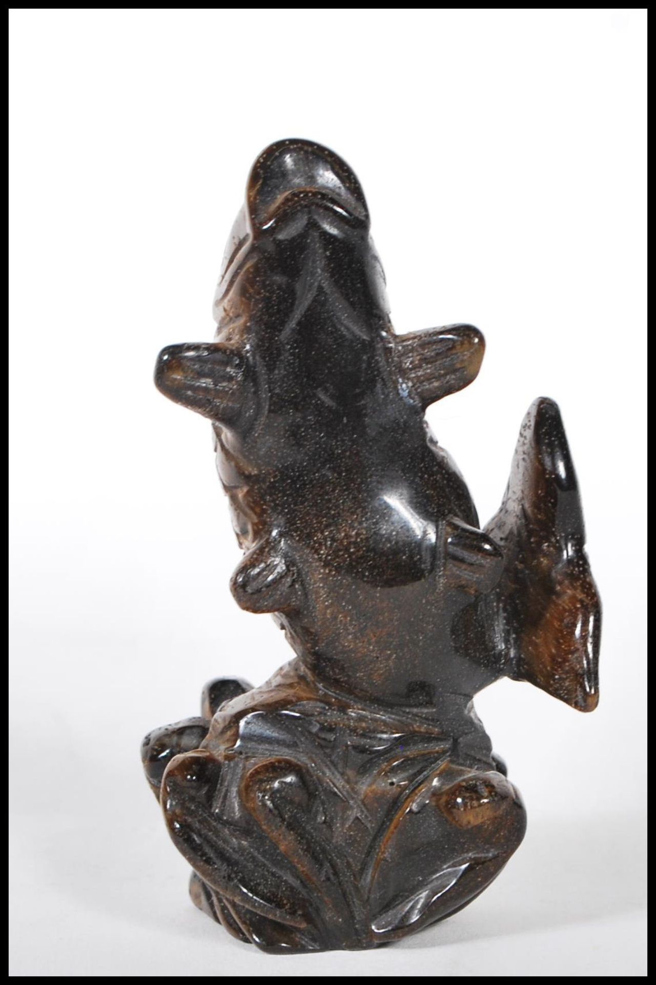 A 20th Century Chinese carved tigers eye ornament in the form of a koi carp fish jumping from the - Bild 4 aus 6