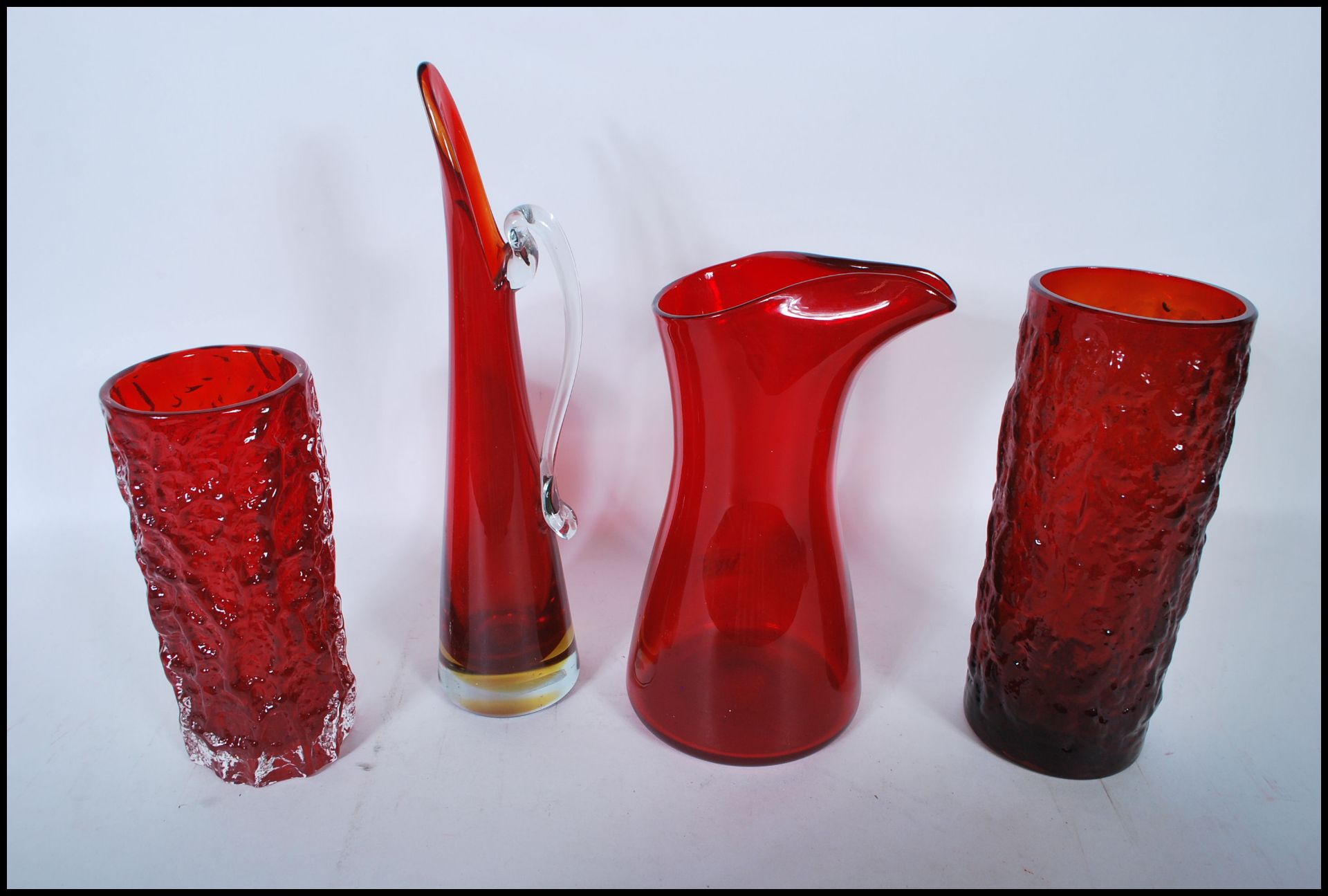 A group of four mid 20th Century vintage retro studio ruby red glass vases to include two bark - Bild 2 aus 7