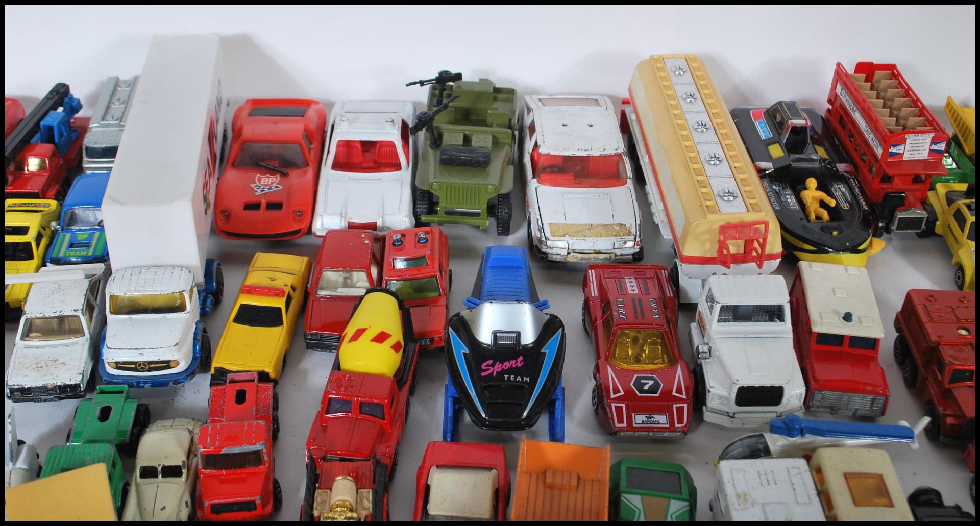 A large collection of playworn diecast model cars to include Matchbox, Corgi,  Hot Wheels etc - Bild 4 aus 10