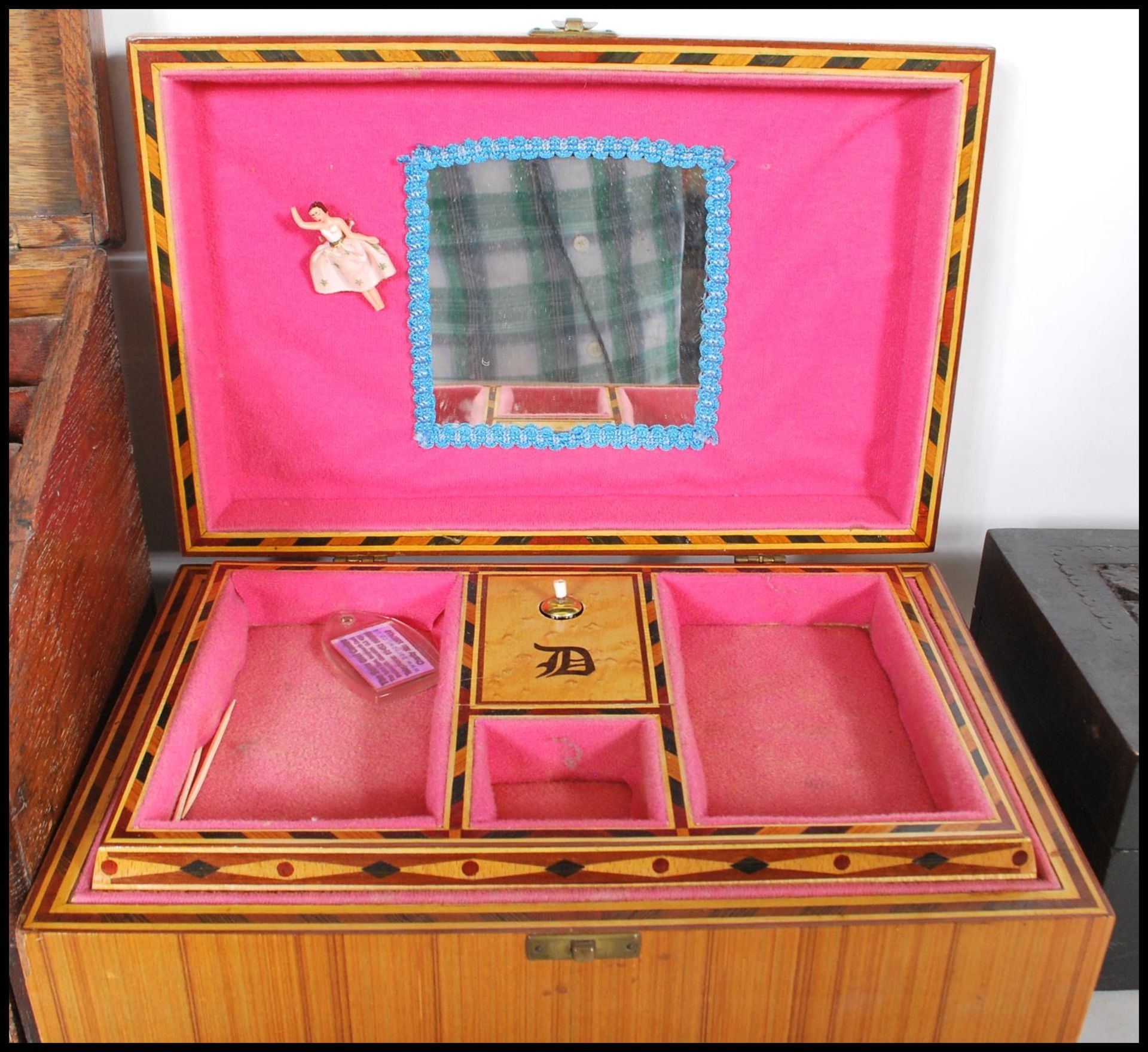 A collection of vintage 20th Century wooden boxes to include a contrasting wood jewellery box having - Bild 4 aus 11