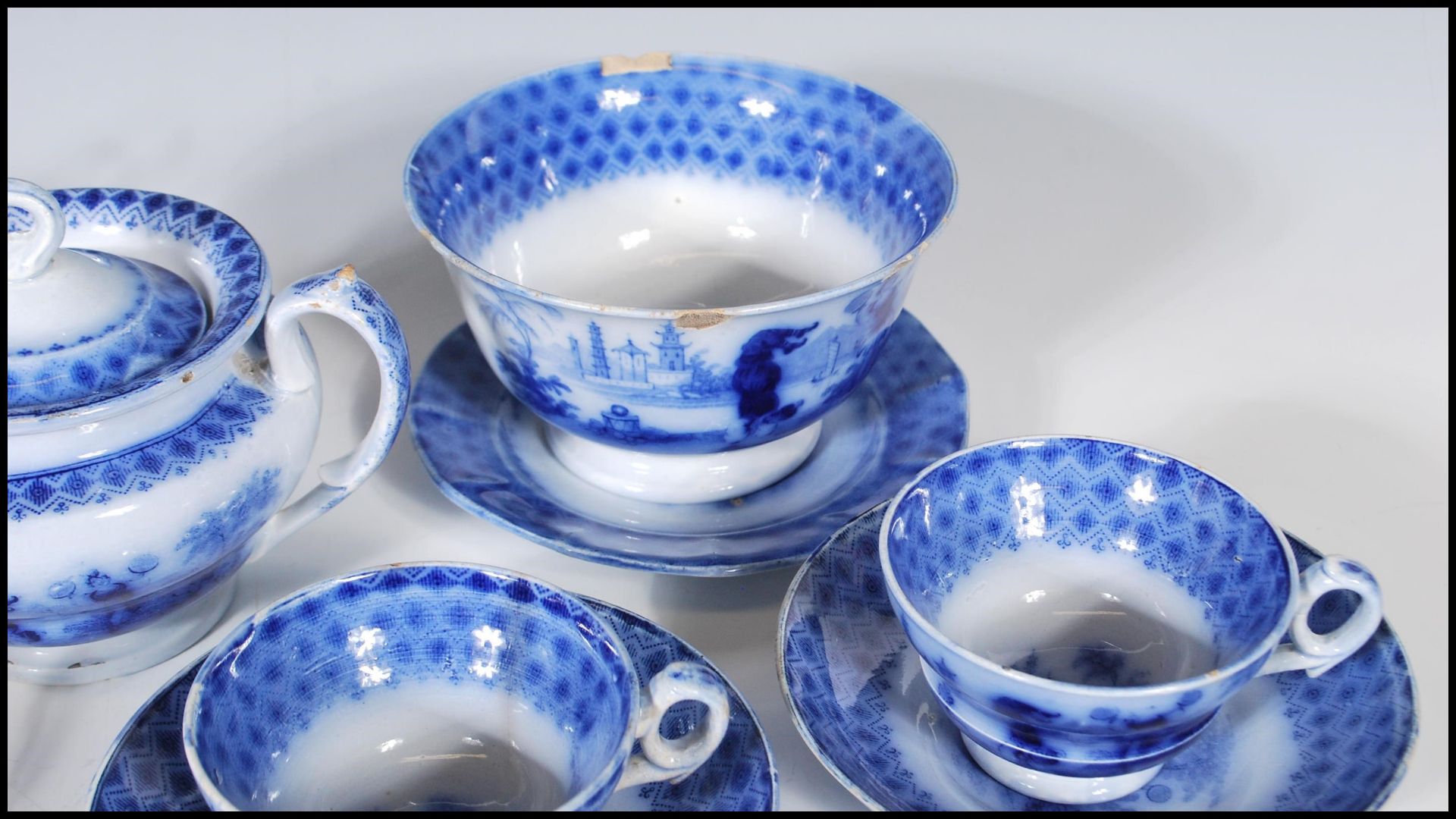 An early 19th Century flow blue / blue and white miniature child's tea service depicting Chinese - Bild 7 aus 10