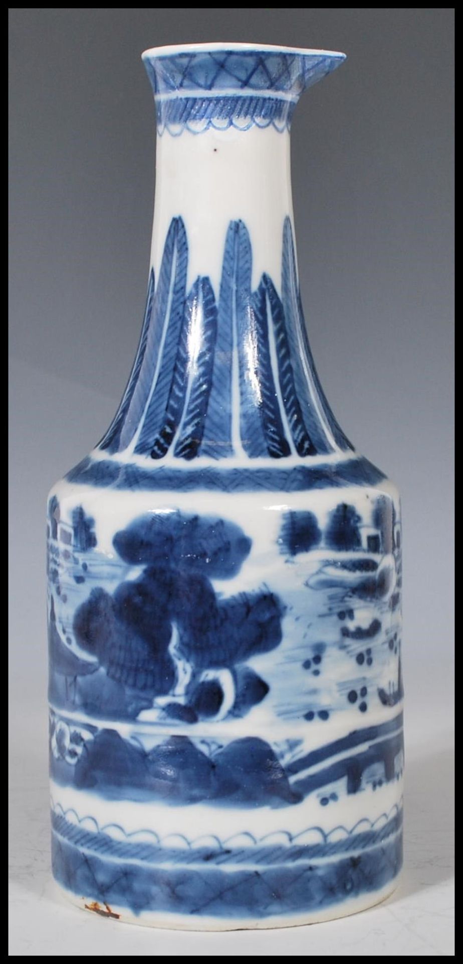 A Chinese 19th Century Canton blue and white mallet vase having a cylindrical body with a tapering - Bild 4 aus 19