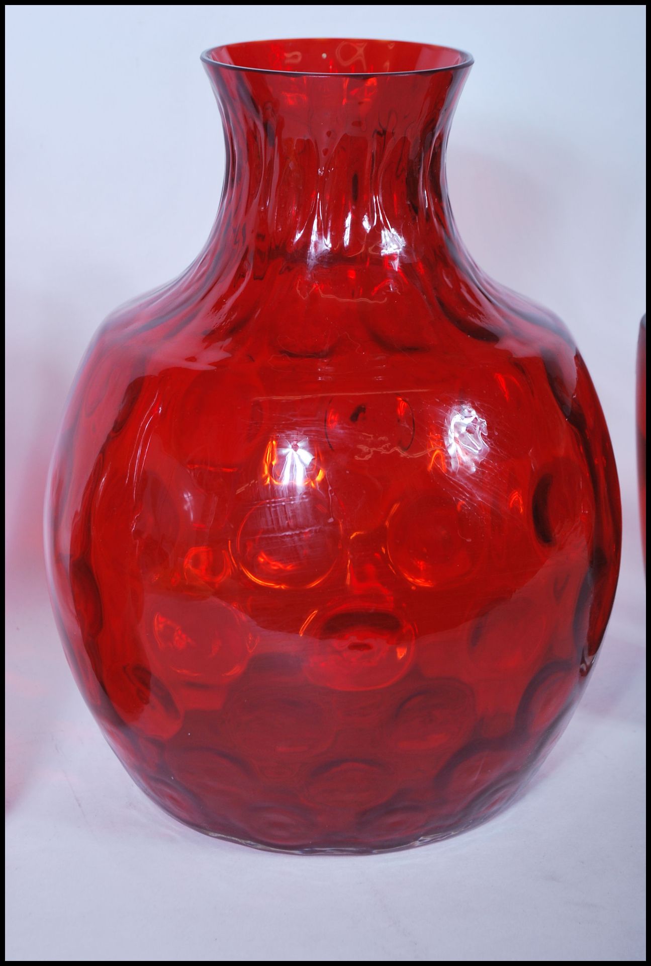 A selection of 20th Century vintage retro red ruby studio glass vases to include a Borsk olive style - Bild 4 aus 7