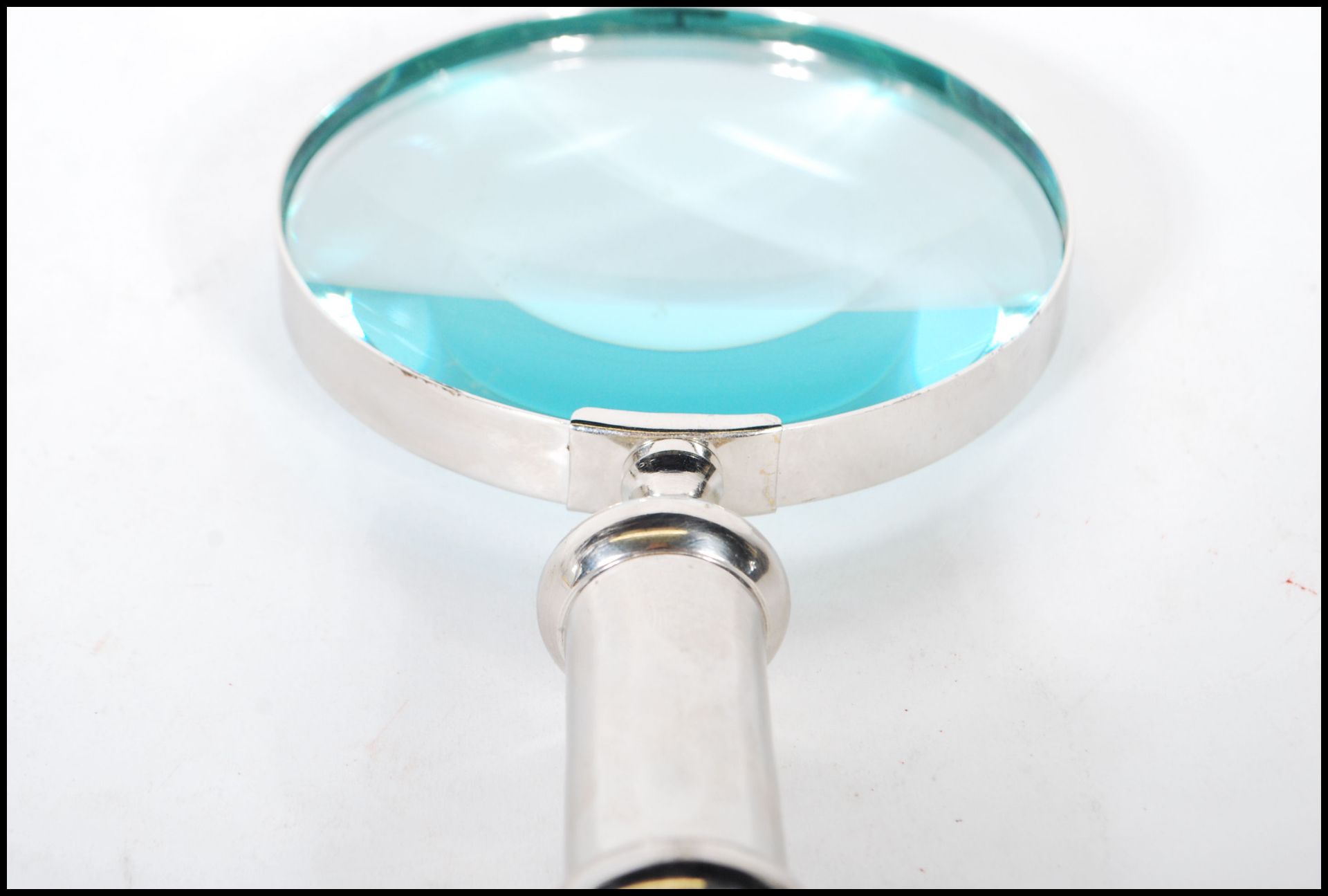A contemporary large hand held magnifying glass of simple form having a silvered handled. Measures - Bild 4 aus 5