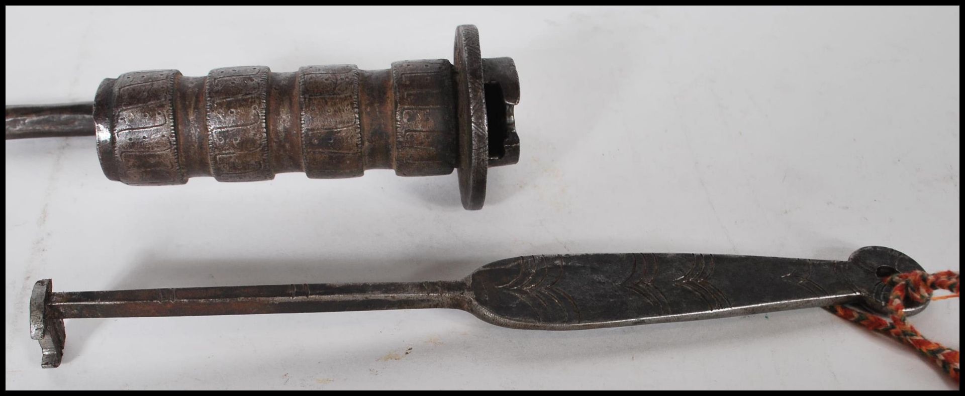 An unusual  antique large Pitari chest iron bolt lock. Collected by the vendors family when based in - Bild 5 aus 10
