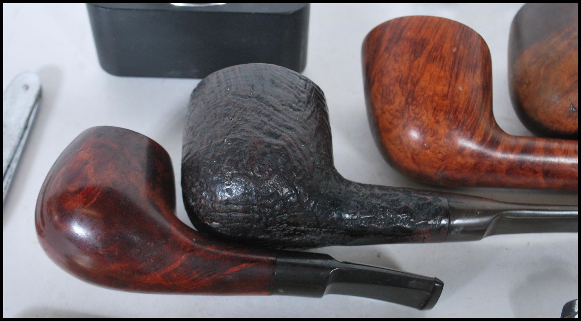 A collection of vintage 20th Century smoking pipes and paraphernalia to include Briar pipes by - Bild 4 aus 17