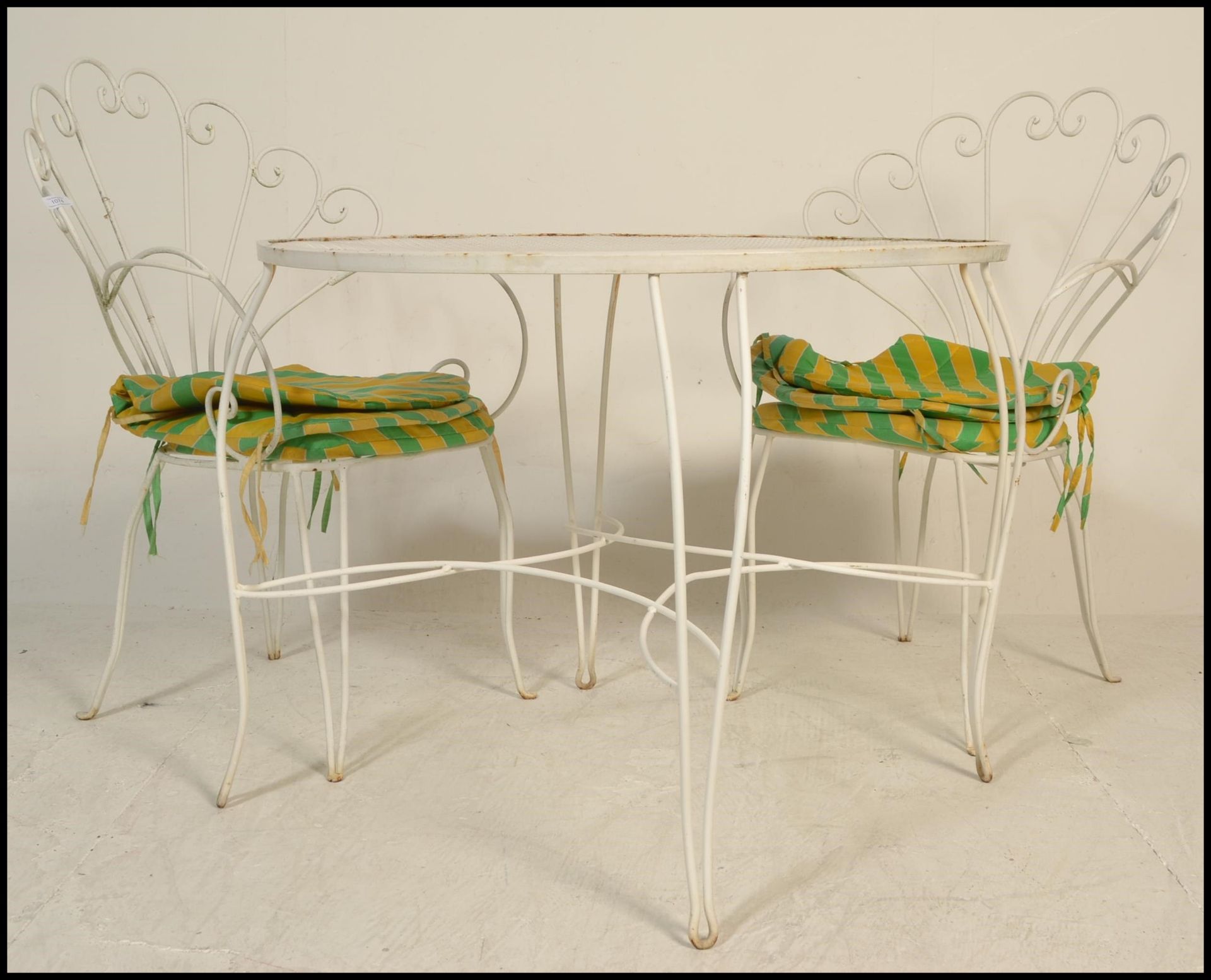 A 20th Century metal garden table and two chairs, the chairs having scroll fan backrests raised on - Bild 2 aus 11