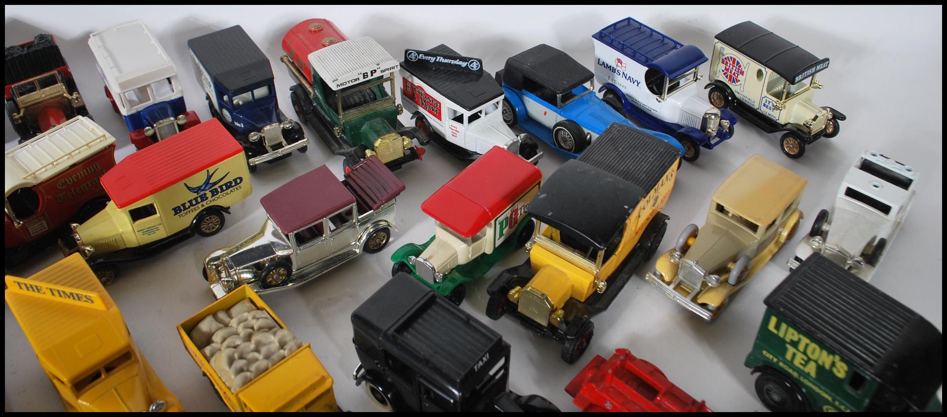 A COLLECTION OF UNBOXED DIECAST MODEL VEHICLES - Bild 12 aus 12