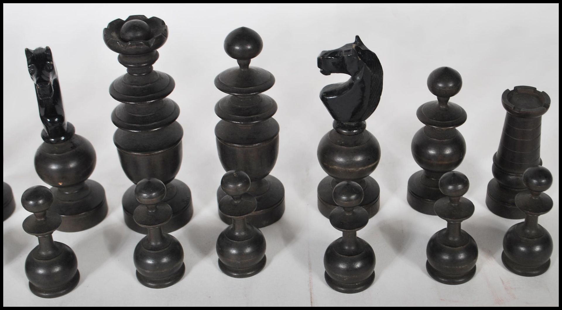 A vintage early 20th Century chess set having a complete set of boxwood and ebonised turned - Bild 7 aus 7