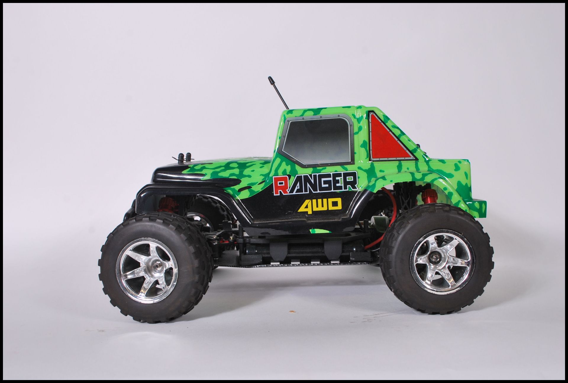 A contemporary Ranger 4WD remote control car complete with shell and the engine components etc - Image 3 of 8