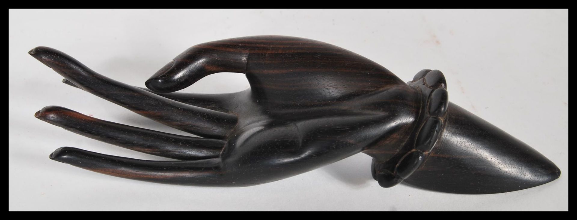 A 20th Century carved wooden ebony ring holder in the form of a hand with elongated fingers and a - Bild 2 aus 5
