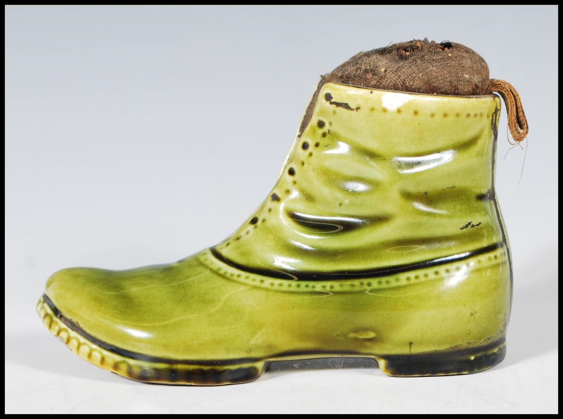 A 19th Century Victorian ceramic pin cushion in the form of boot having a green glaze with a straw - Bild 5 aus 7