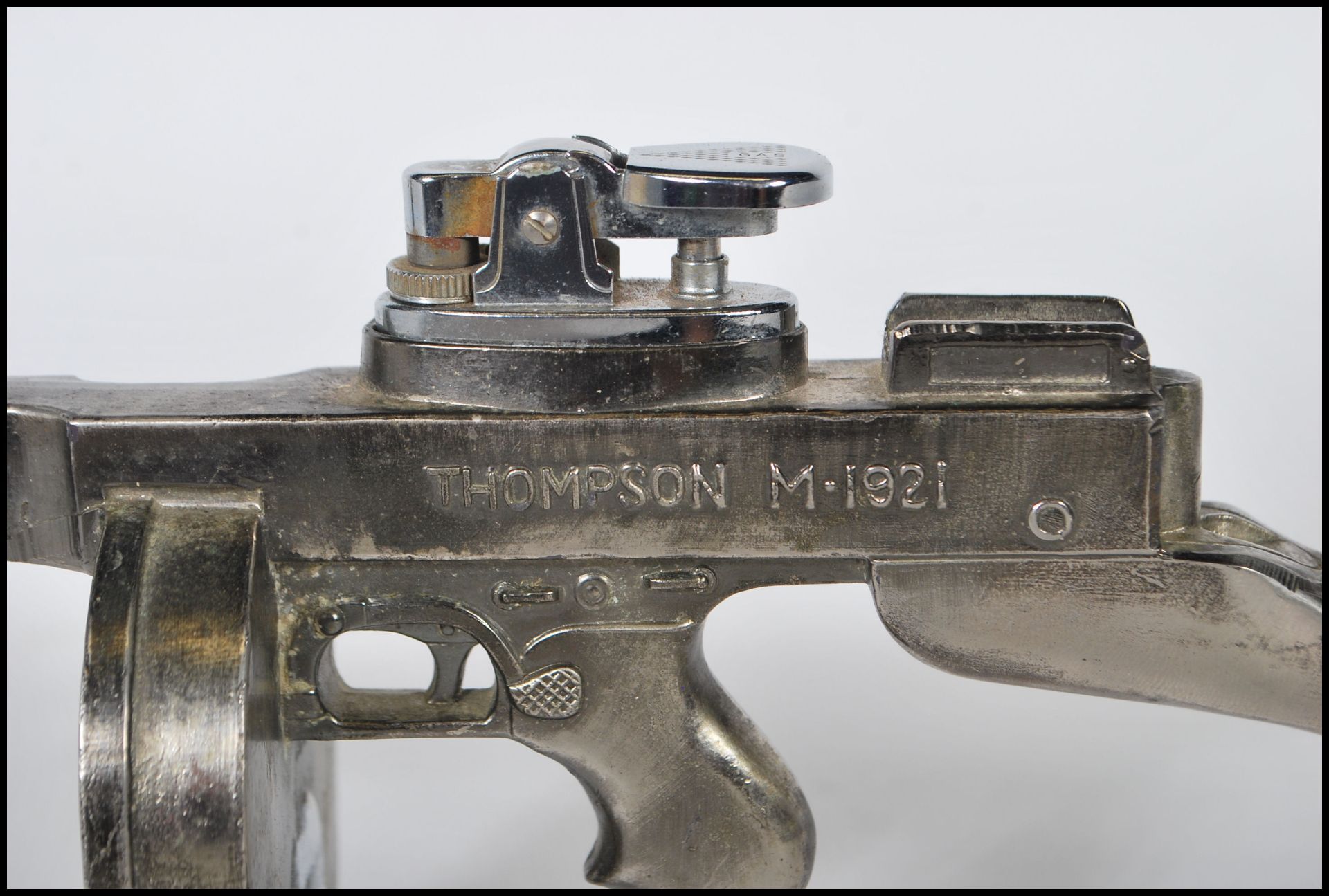 A vintage mid 20th Century table lighter in the form of a Thompson M.1921 submachine gun, being - Bild 6 aus 7