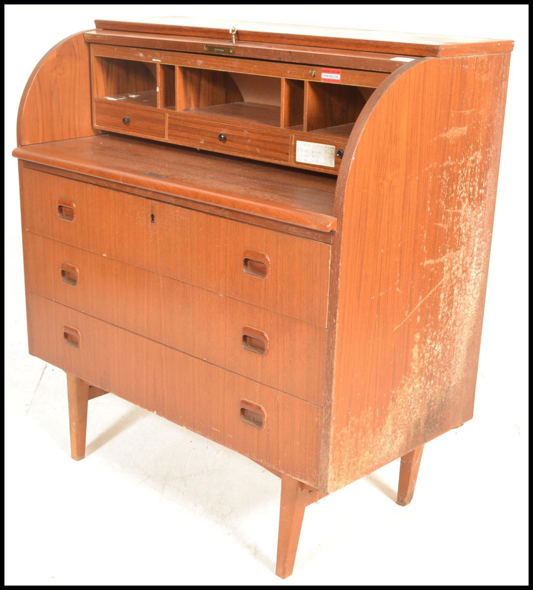 A retro 20th Century Teak wood barrel top bureau having a fully appointed interior over drawers - Bild 4 aus 6