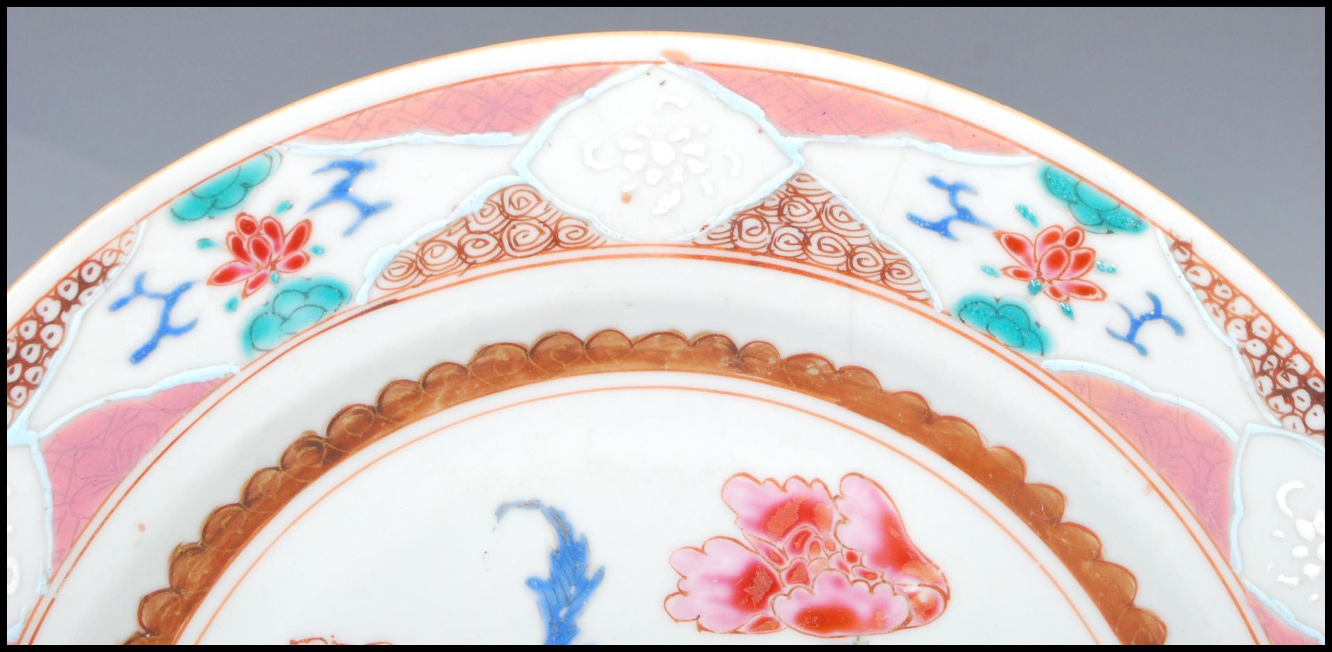 An 18th Century Chinese famille rose porcelain plate having hand painted central cartouche panel - Image 2 of 8