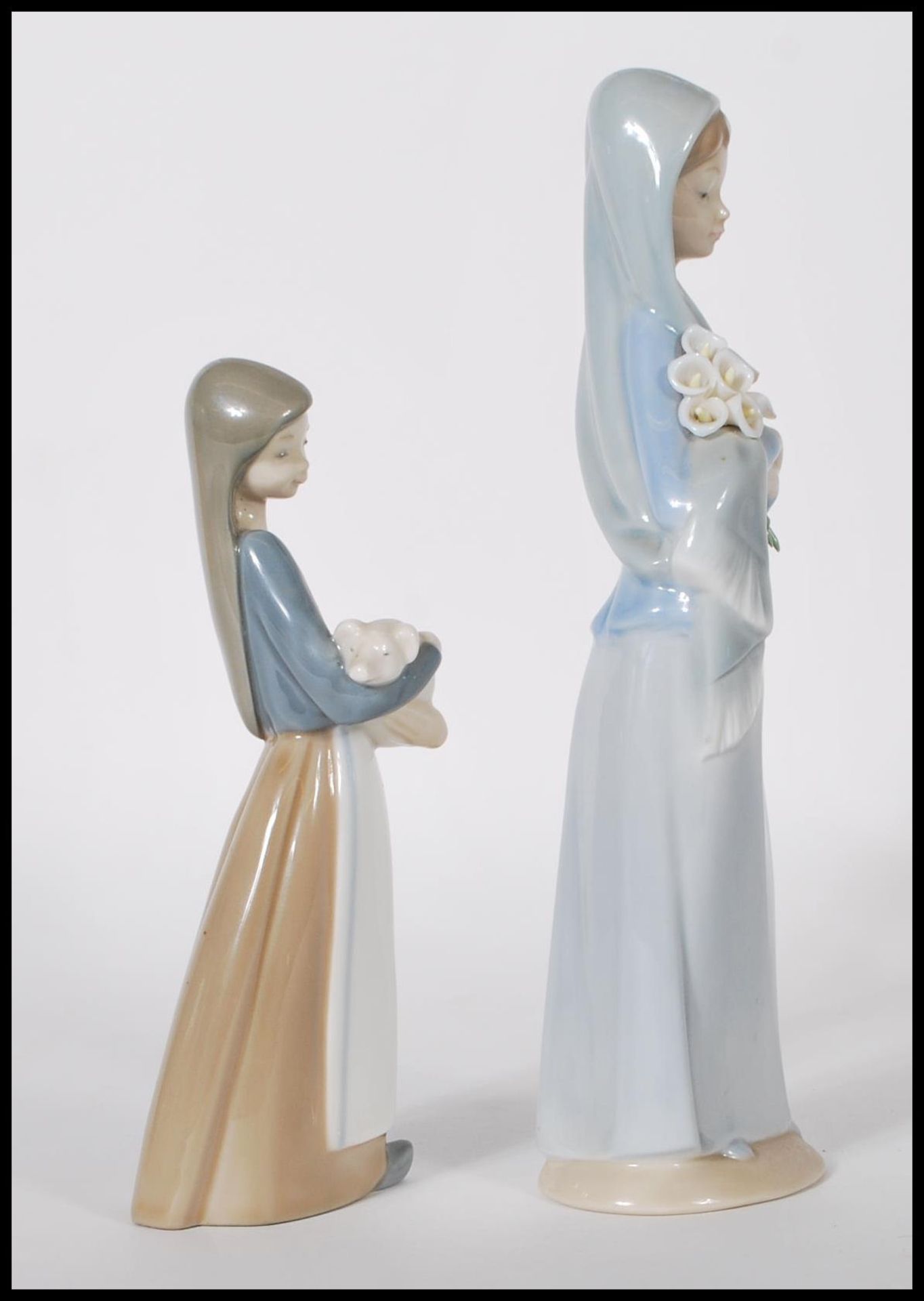 Lladro - A pair of 20th Century porcelain ceramic figurines comprising: 4650 Girl with Calla - Bild 2 aus 6