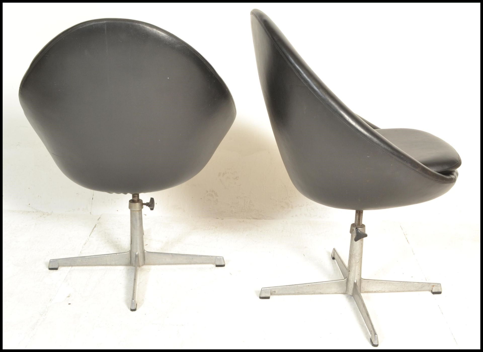A pair of contemporary retro style swivel tub chairs, upholstered in a black leatherette material - Image 3 of 4